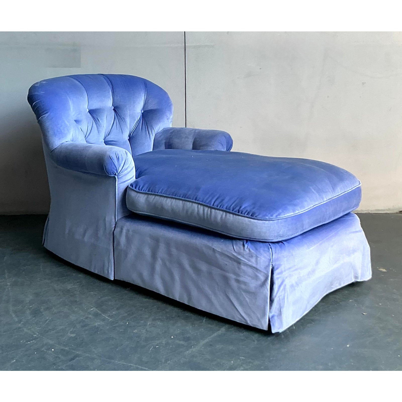 Vintage Regency Tufted Velvet Chaise Lounge - Detail view