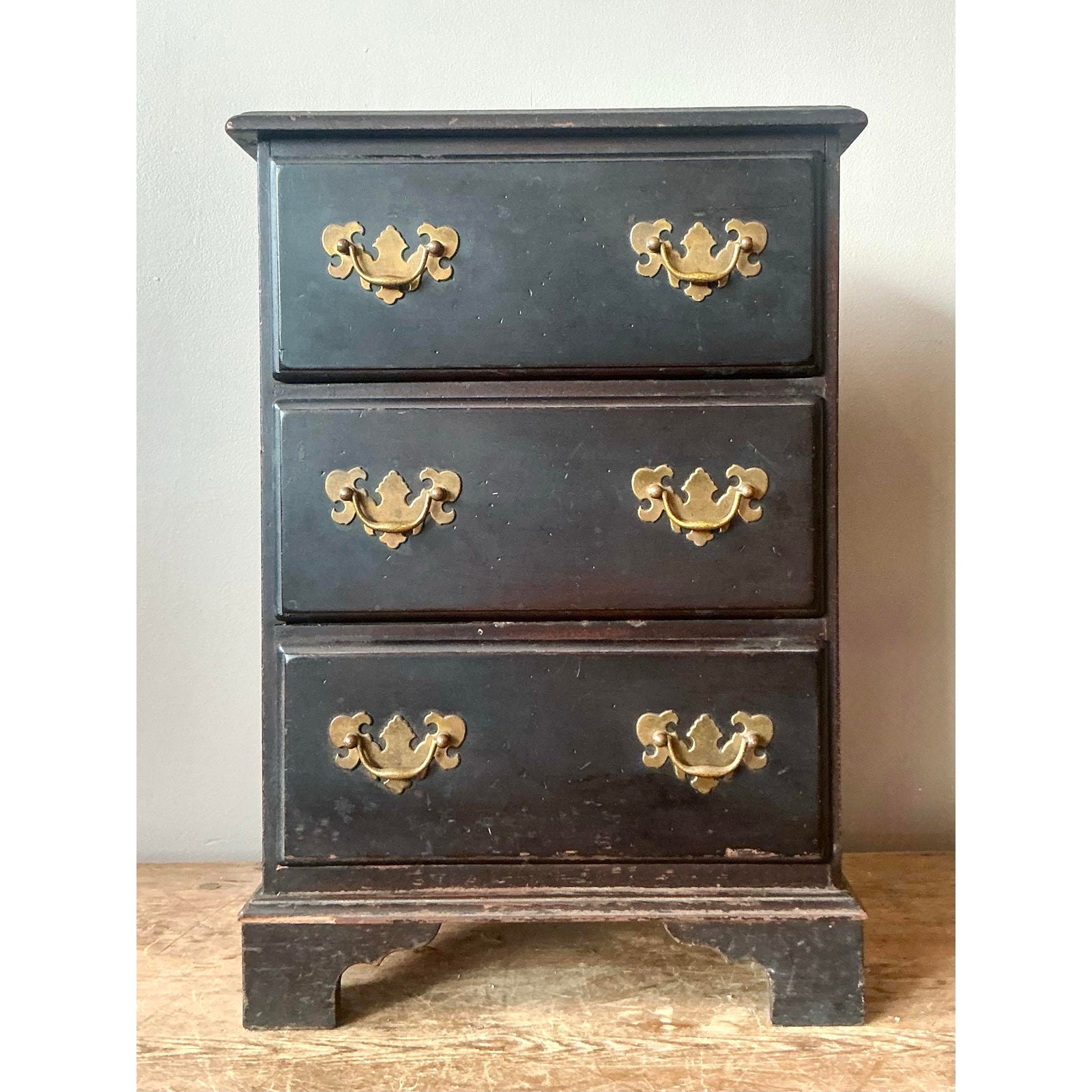 Vintage Regency Chippendale Petite Chest of Drawers - Detail view