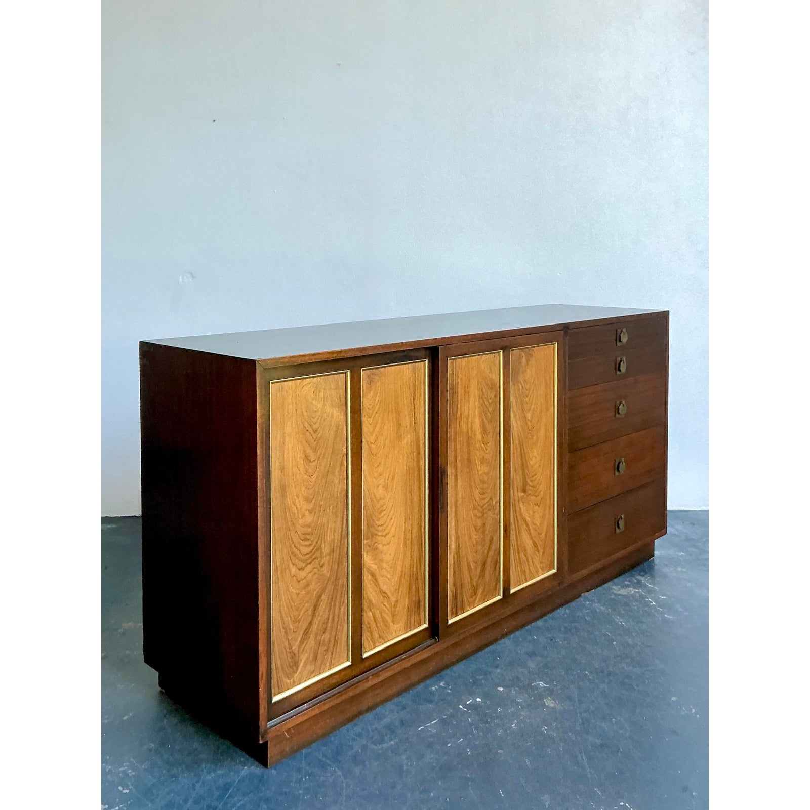 Vintage MCM Harvey Probber Sliding Door Credenza - Detail view