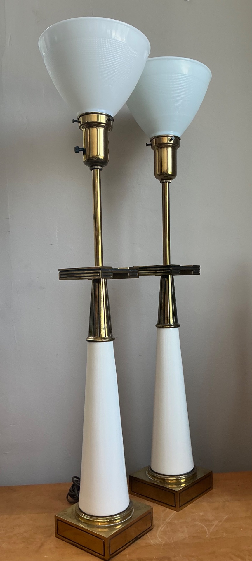 Vintage Tommi Parzinger For Stiffel Greek Key Brass Lamps - A Pair - Detail view