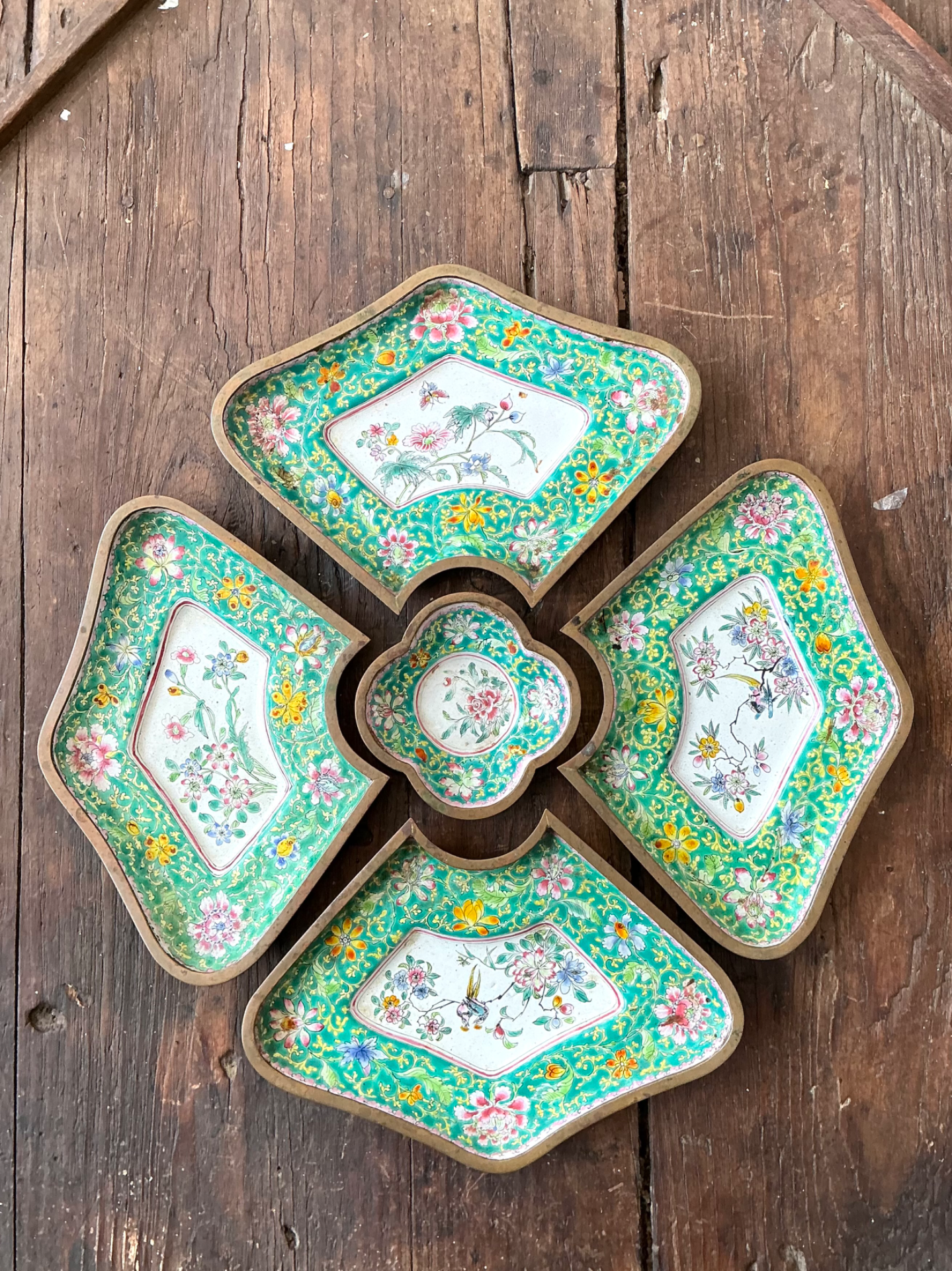 Vintage Chinoiserie Hand Painted Floral Metal Tray Set - Detail view