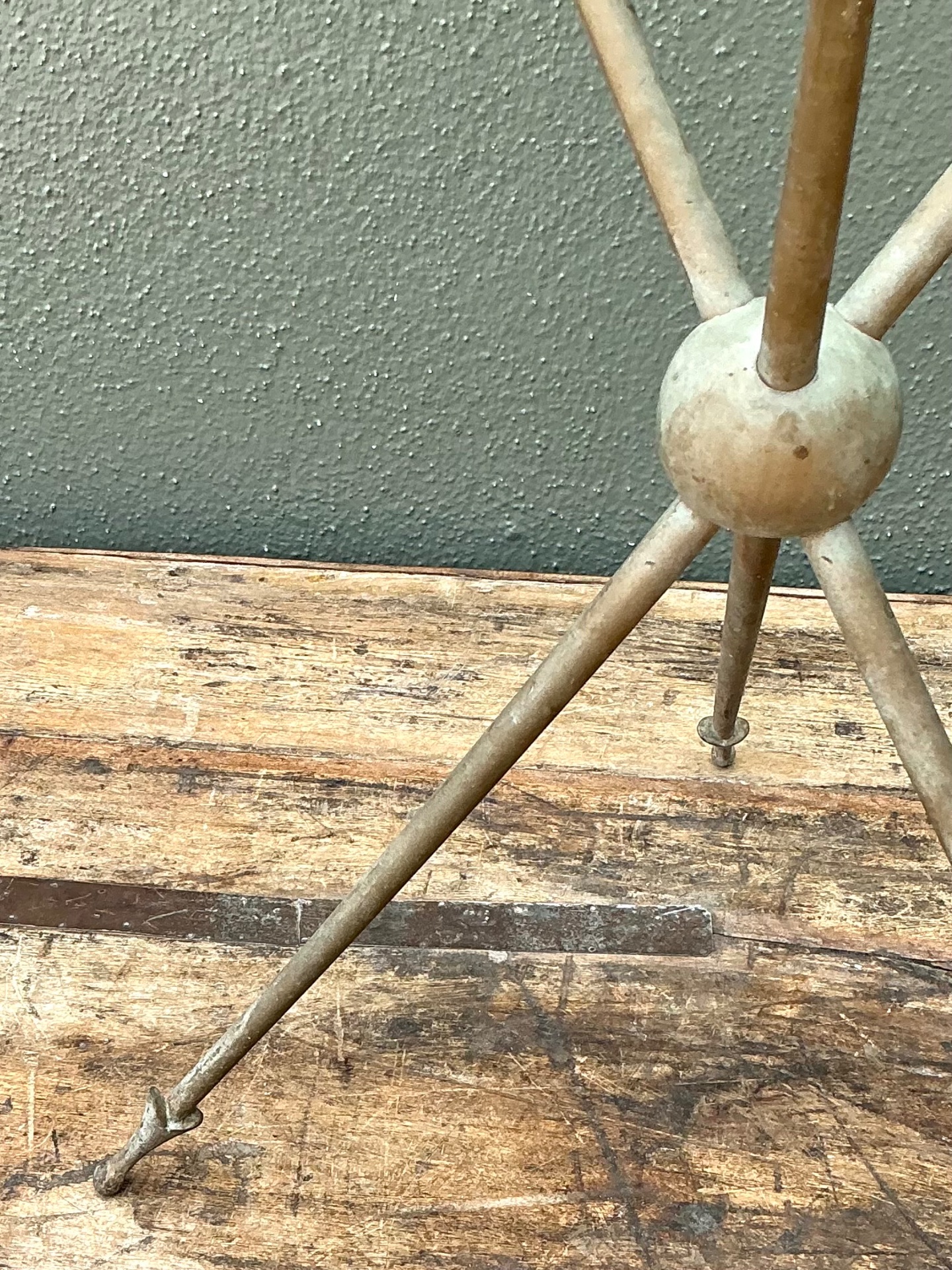 Vintage Arrow Motif Tripod Table - Detail view