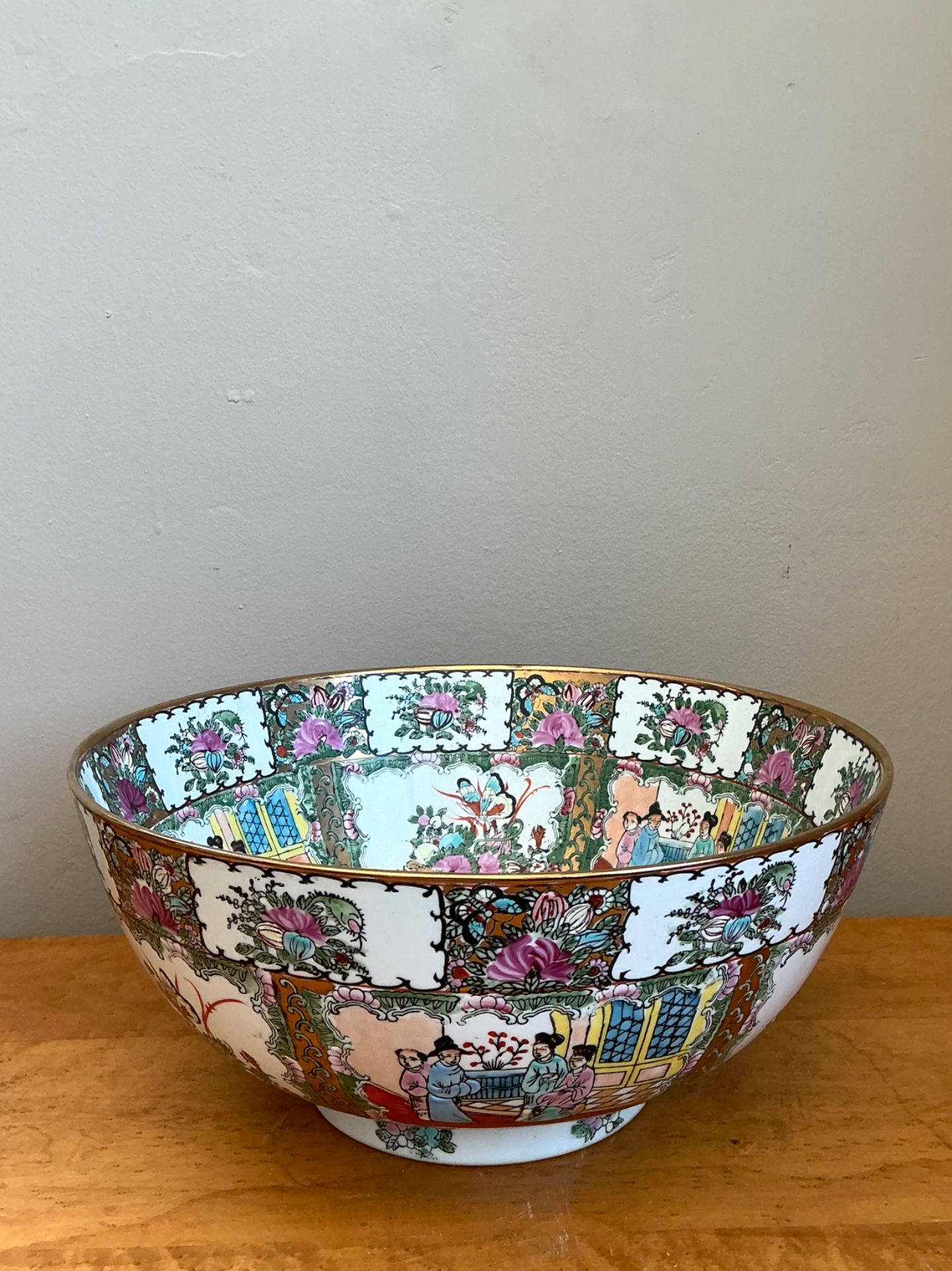 Qing Famille Rose Porcelain Decorative Bowl - Detail view