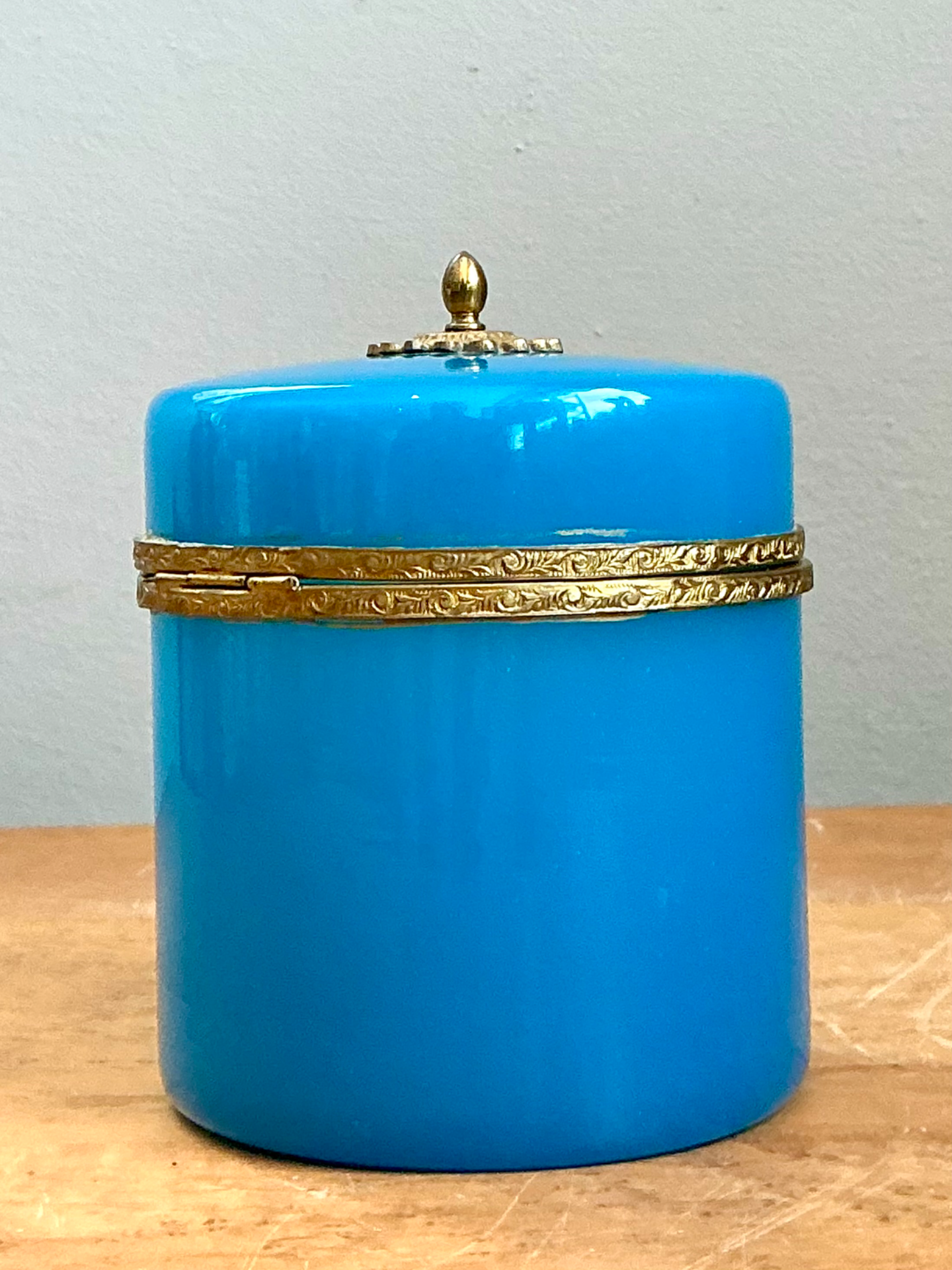 Vintage French Opaline Round Box - Detail view