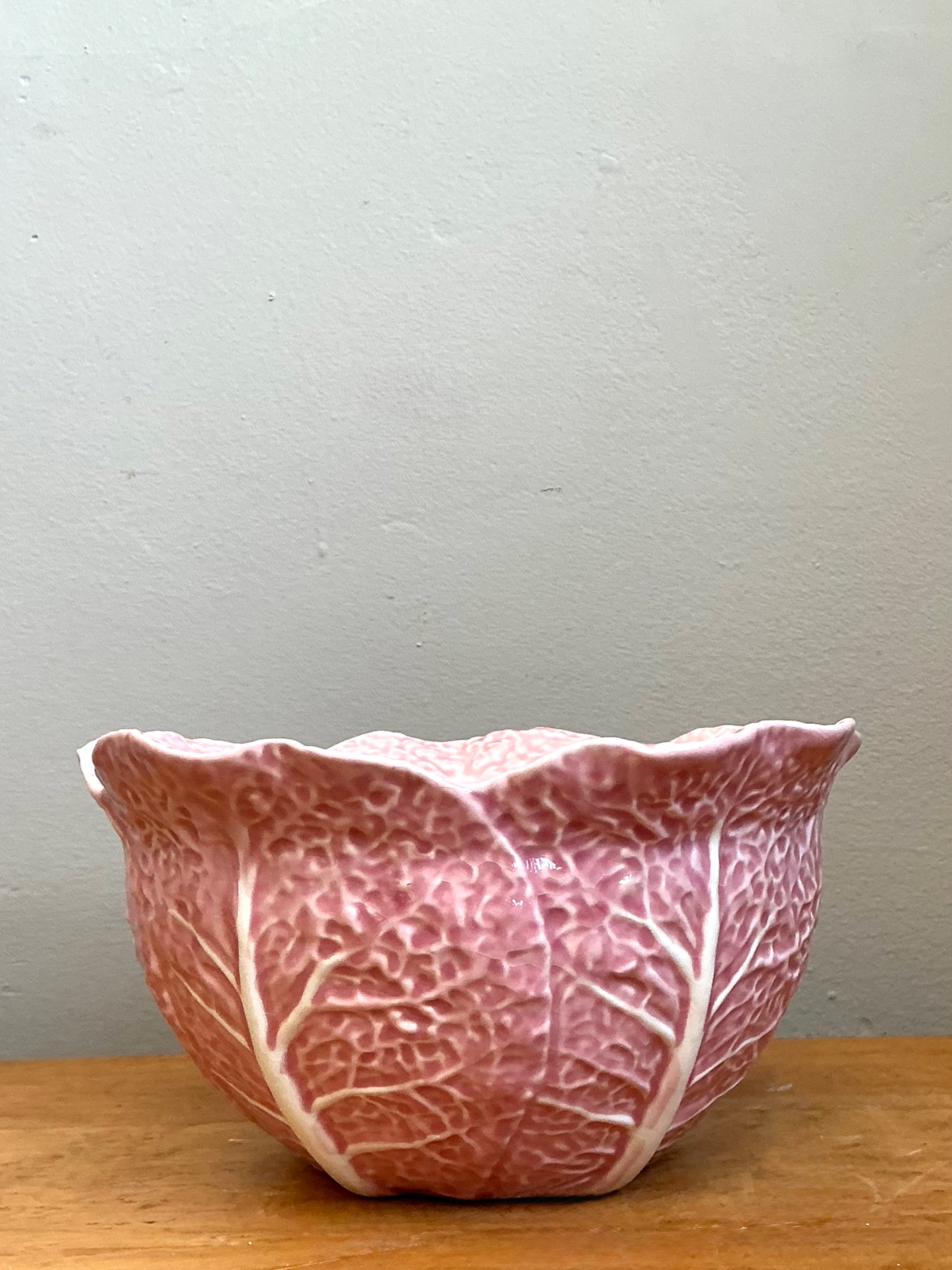 Vintage Bordallo Pinheiro Pink Cabbage Bowl - Detail view