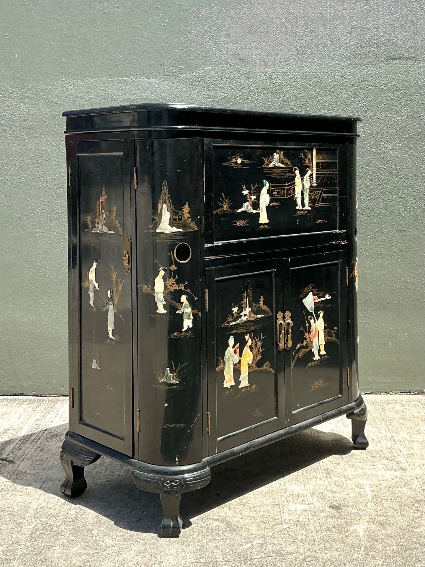 Vintage Black Lacquered Chinoiserie Dry Bar - Detail view