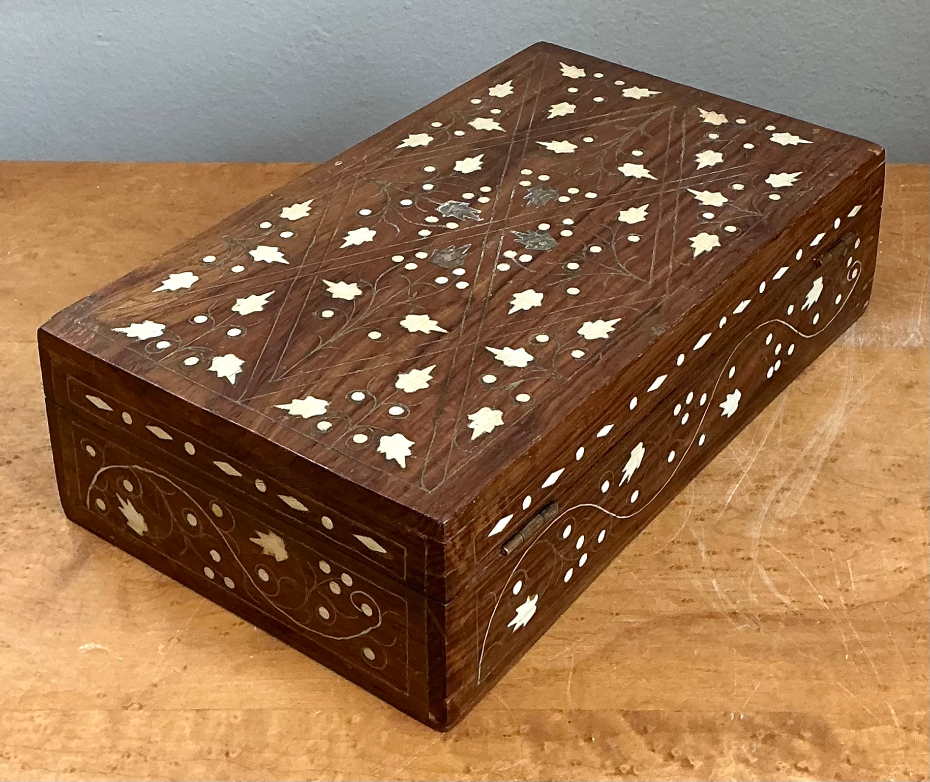 Vintage Wood and Mother of Pearl Inlay Box - Detail view
