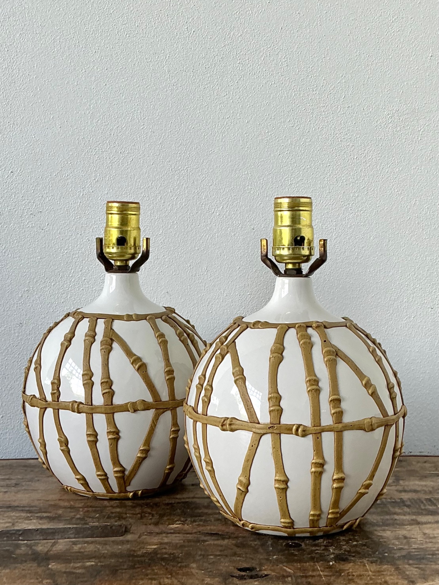 Vintage Glazed Ceramic Icing Lamps - A Pair - Detail view