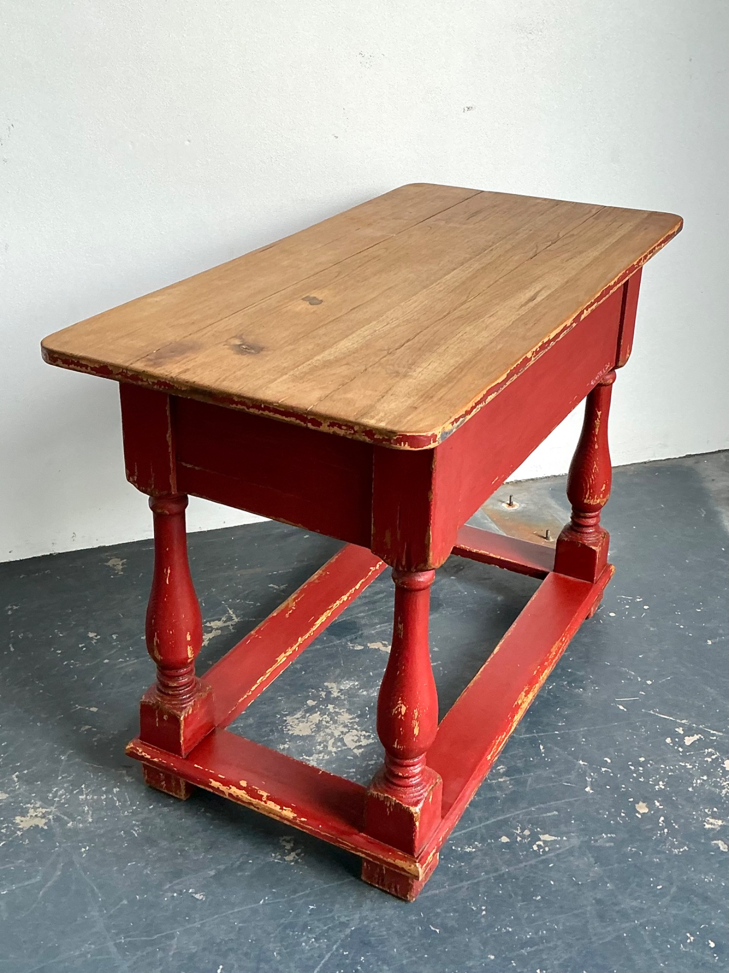 Vintage Ralph lauren Red Distressed Console Table - Detail view