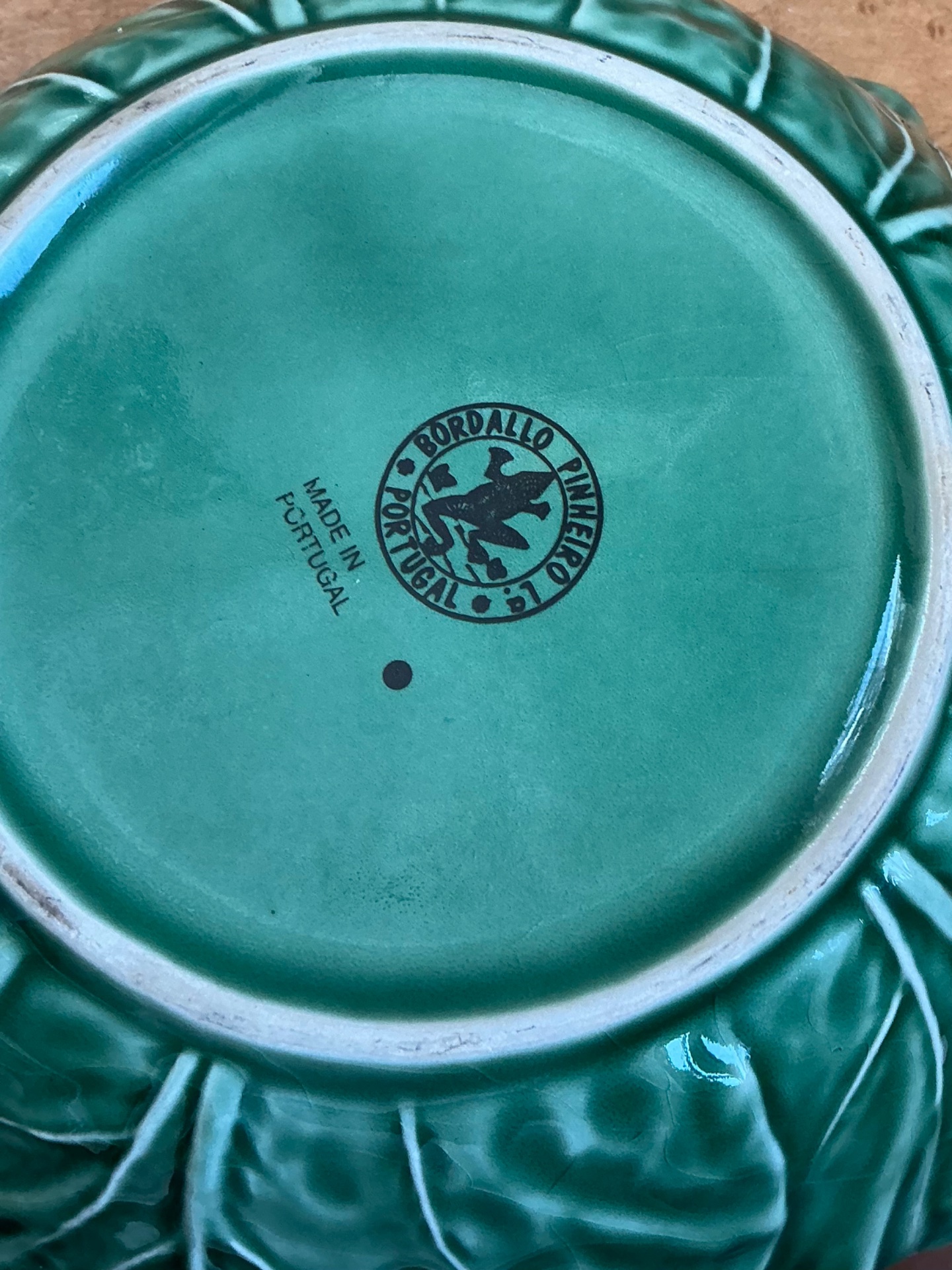 Vintage Bordallo Pinheiro Green Cabbage Leaf Bowl - Detail view