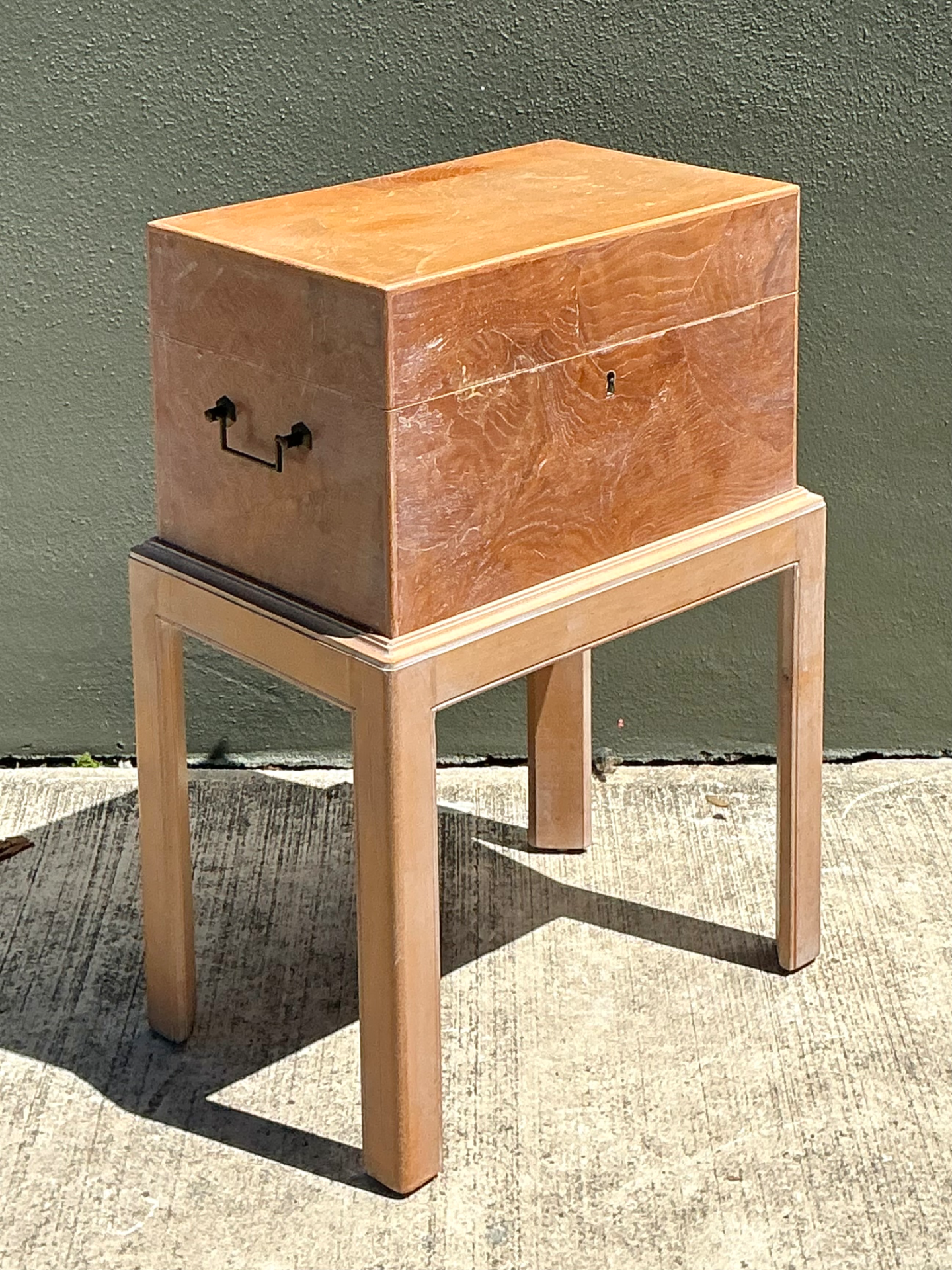 Chapman Italian Vintage Burl Trunk Drinks Table - Detail view