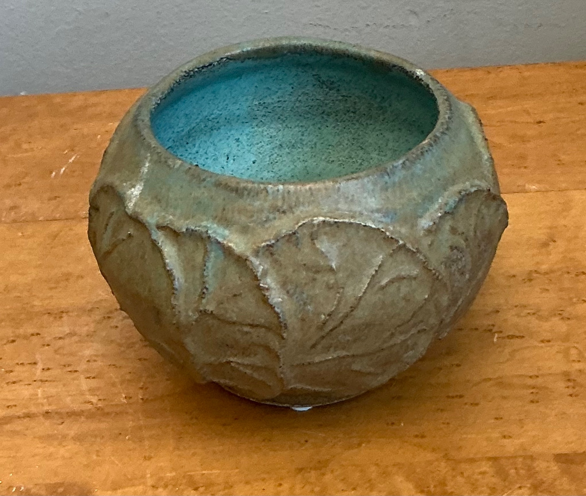 Vintage Lily Pad Motif Ceramic Bowl - Detail view