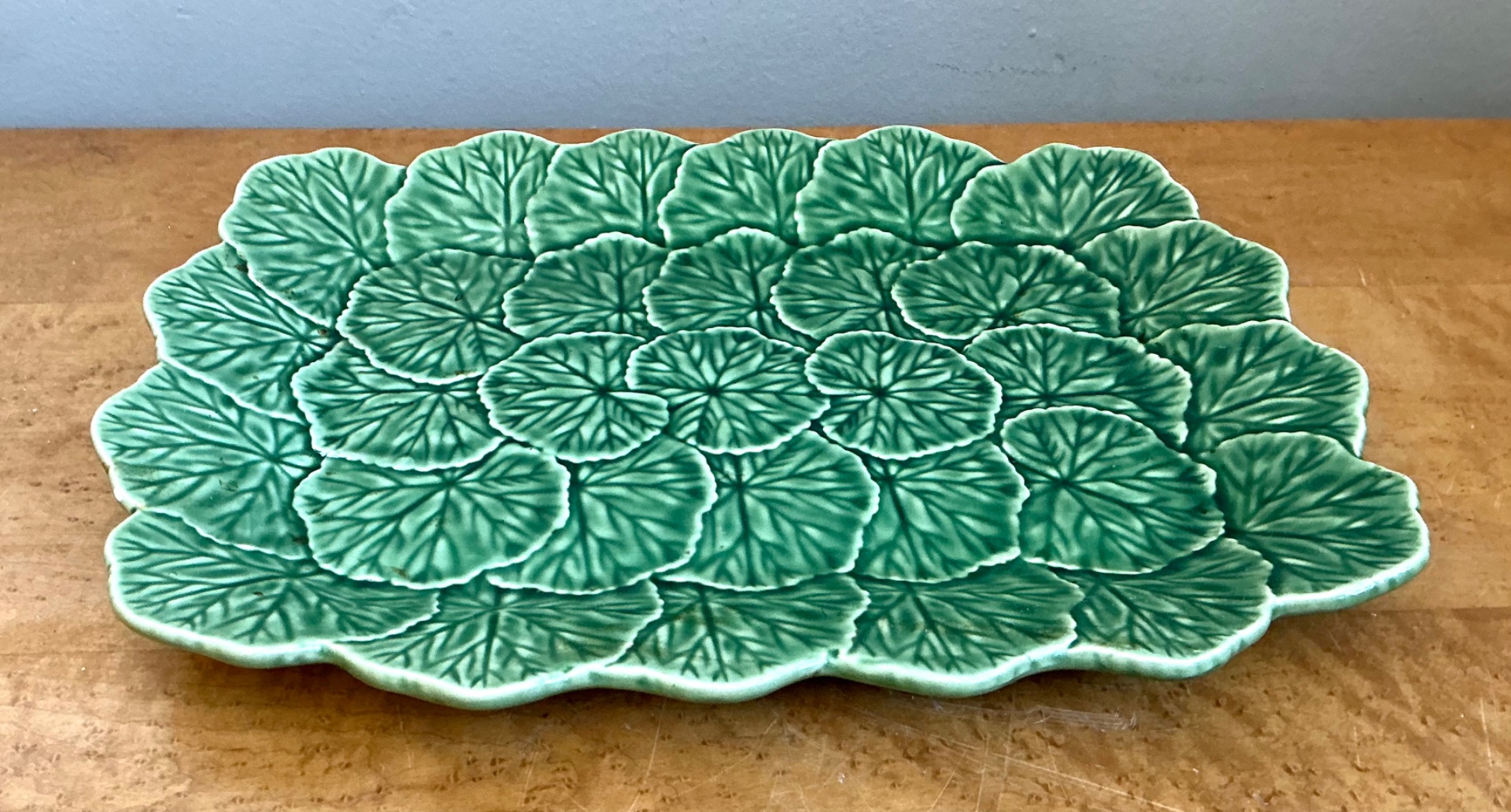Vintage Bordallo Pinheiro Green Cabbage Leaf Platter - Detail view