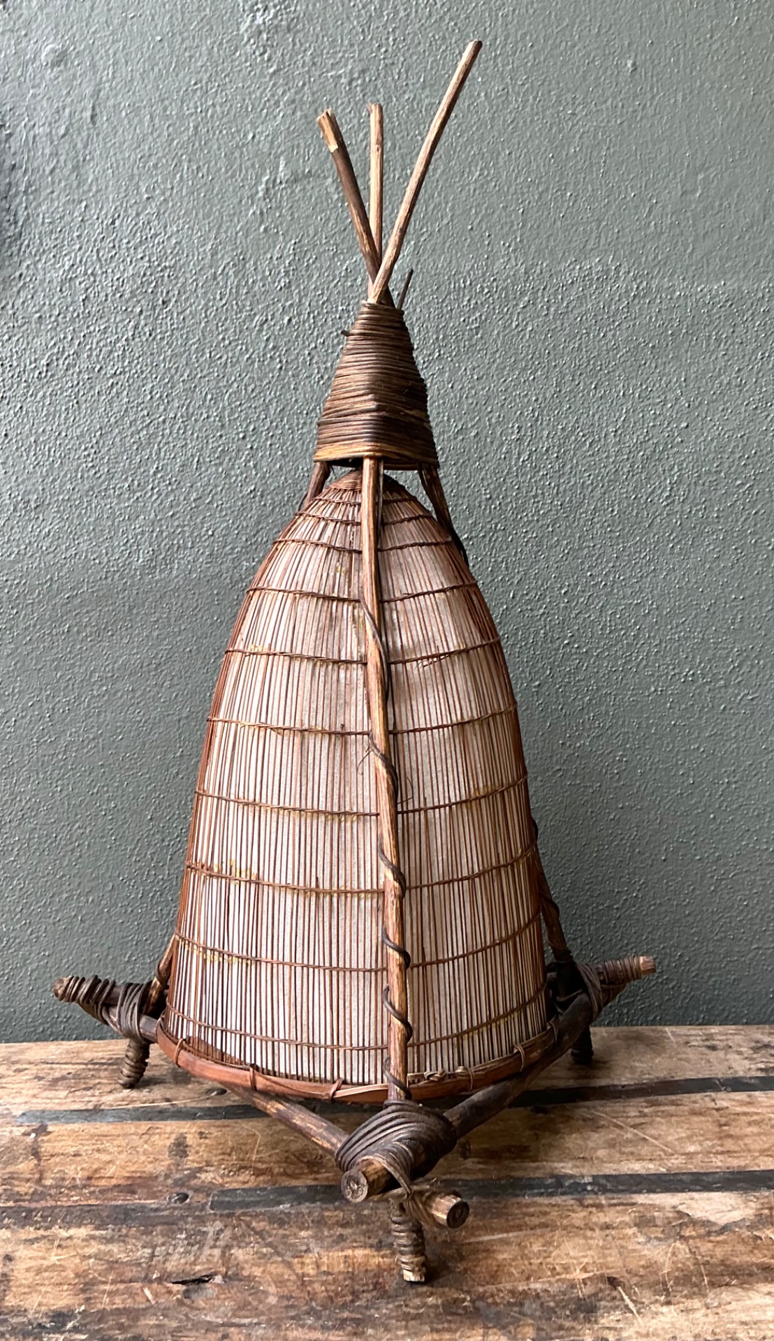 Vintage Japanese Woven Reed Table Lamp - Detail view