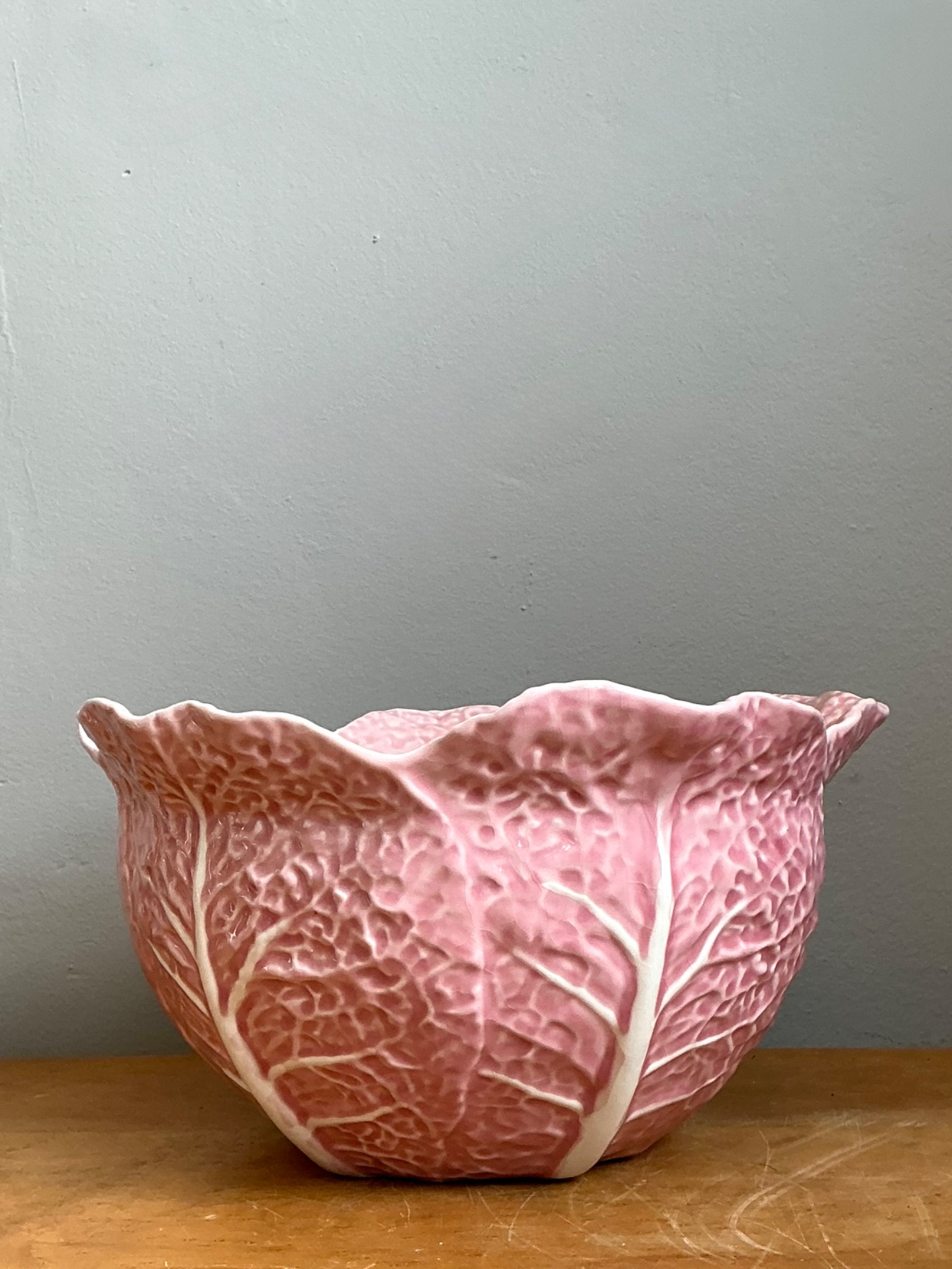 Vintage Bordallo Pinheiro Pink Cabbage Leaf Bowl - Detail view