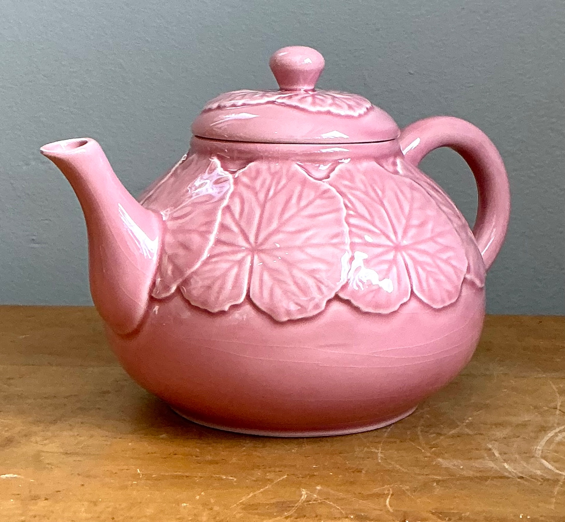 Vintage Bordallo Pinheiro Pink Cabbage Leaf Ceramic Teapot - Detail view