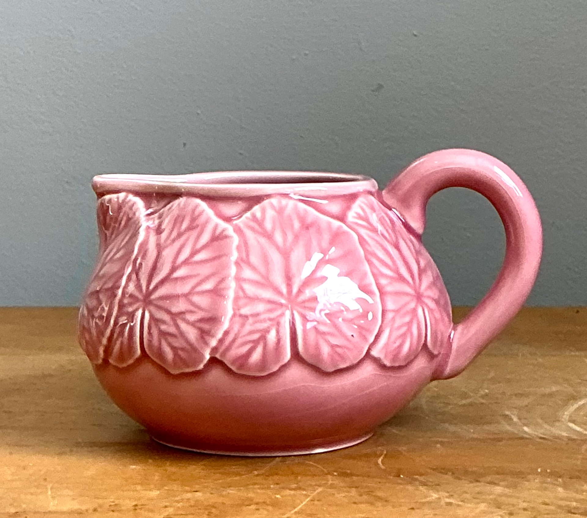 Vintage Bordallo Pinheiro Pink Cabbage Leaf Creamer - Detail view