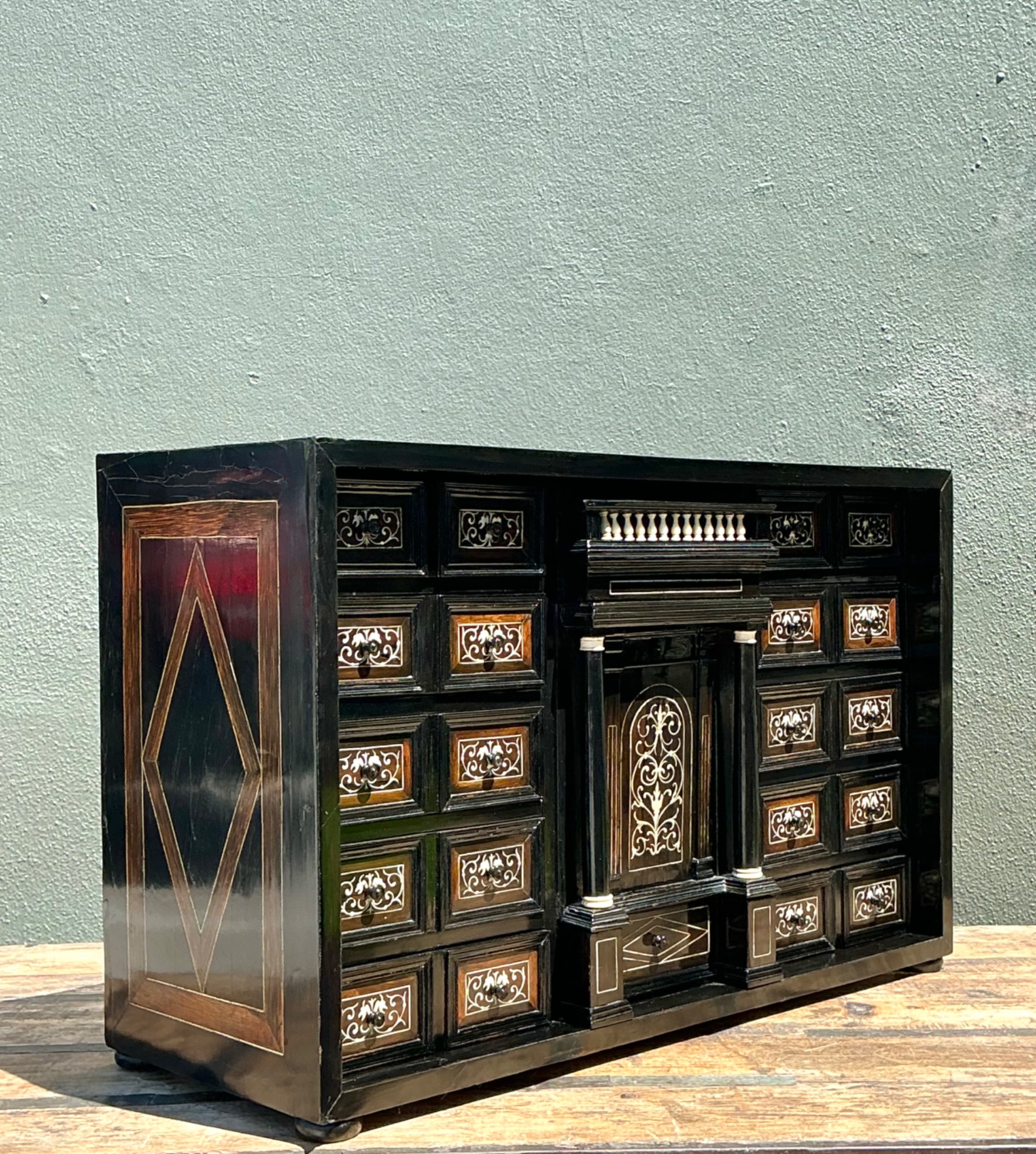 Vintage 17th Century Florentine Inlay Cabinet - Detail view