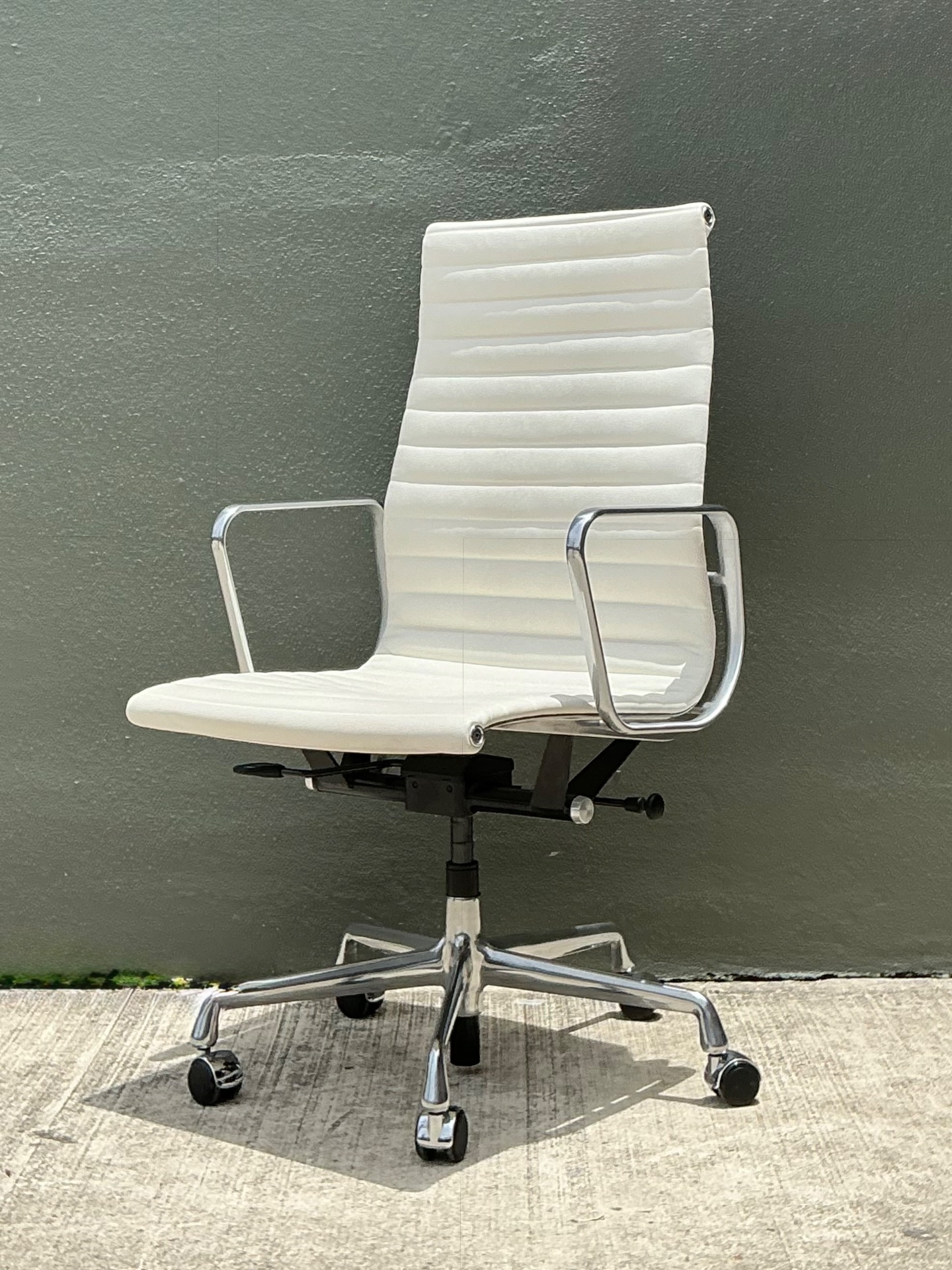 Vintage Eames For Herman Miller Aluminum Group Management Chair - Top view