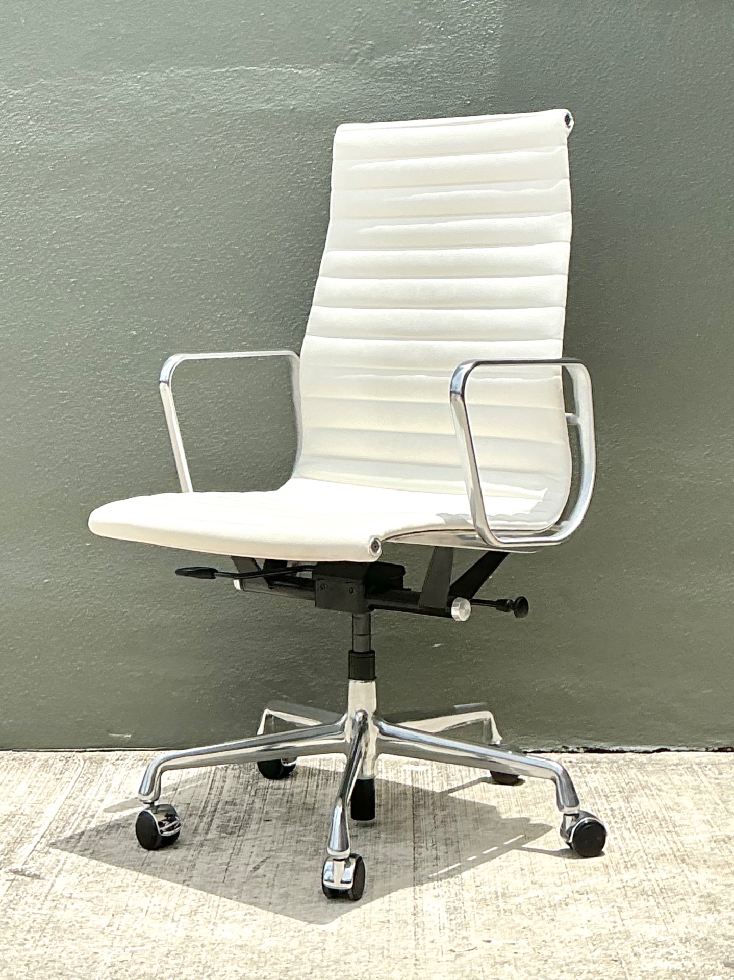 Vintage Eames For Herman Miller Aluminum Group Management Chair - Side view