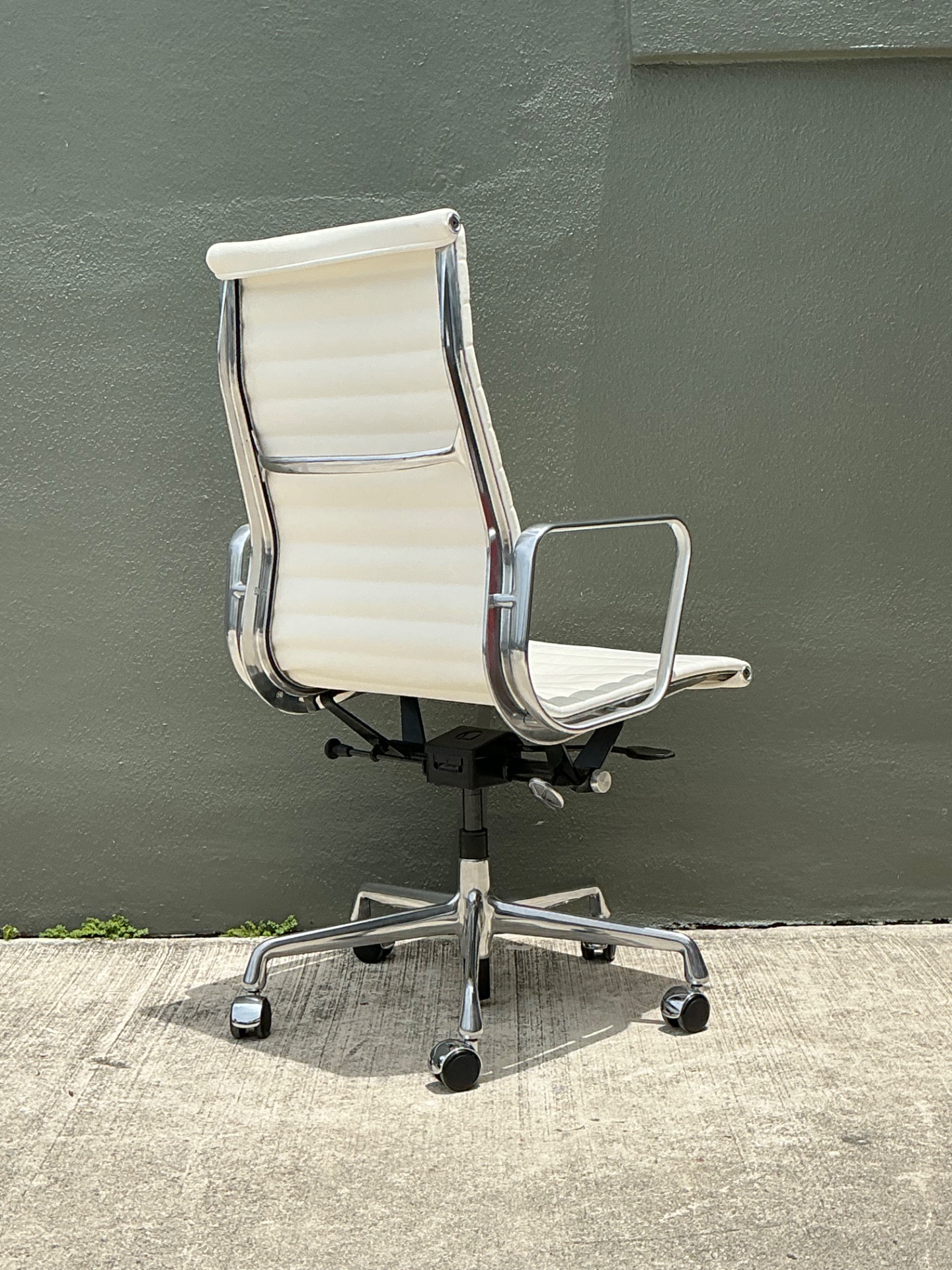 Vintage Eames For Herman Miller Aluminum Group Management Chair - Back view