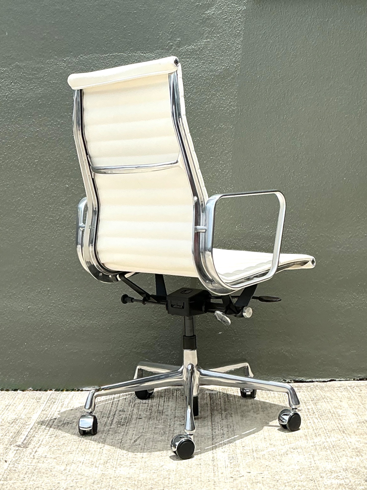 Vintage Eames For Herman Miller Aluminum Group Management Chair - Detail view