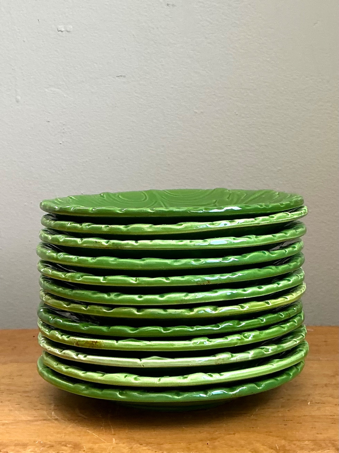 Vintage Italian Green Leaf Motif Ceramic Plates - Set of 12 - Detail view