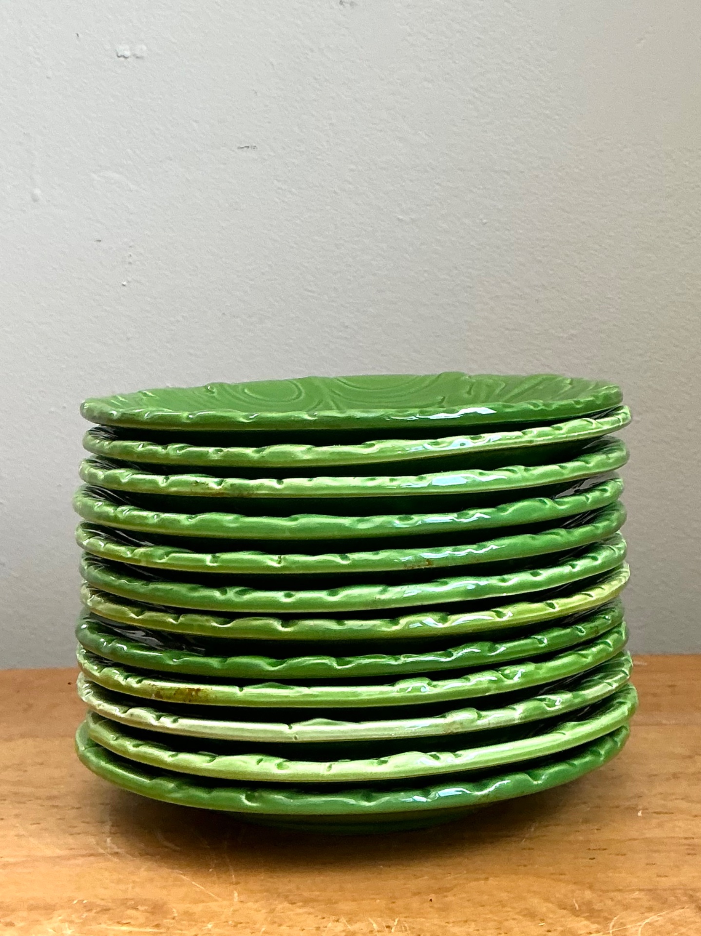 Vintage Italian Green Leaf Motif Ceramic Plates - Set of 12 - Side view