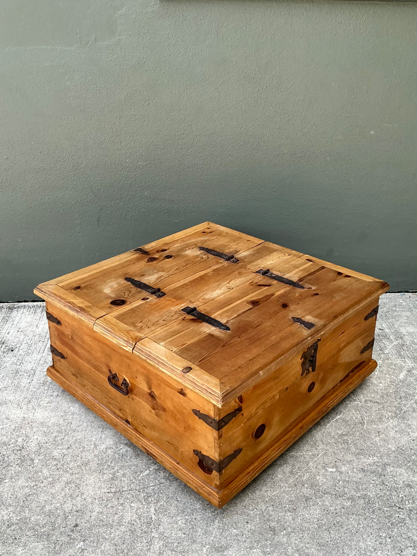 Vintage Rustic Wood Storage Coffee Table - Detail view