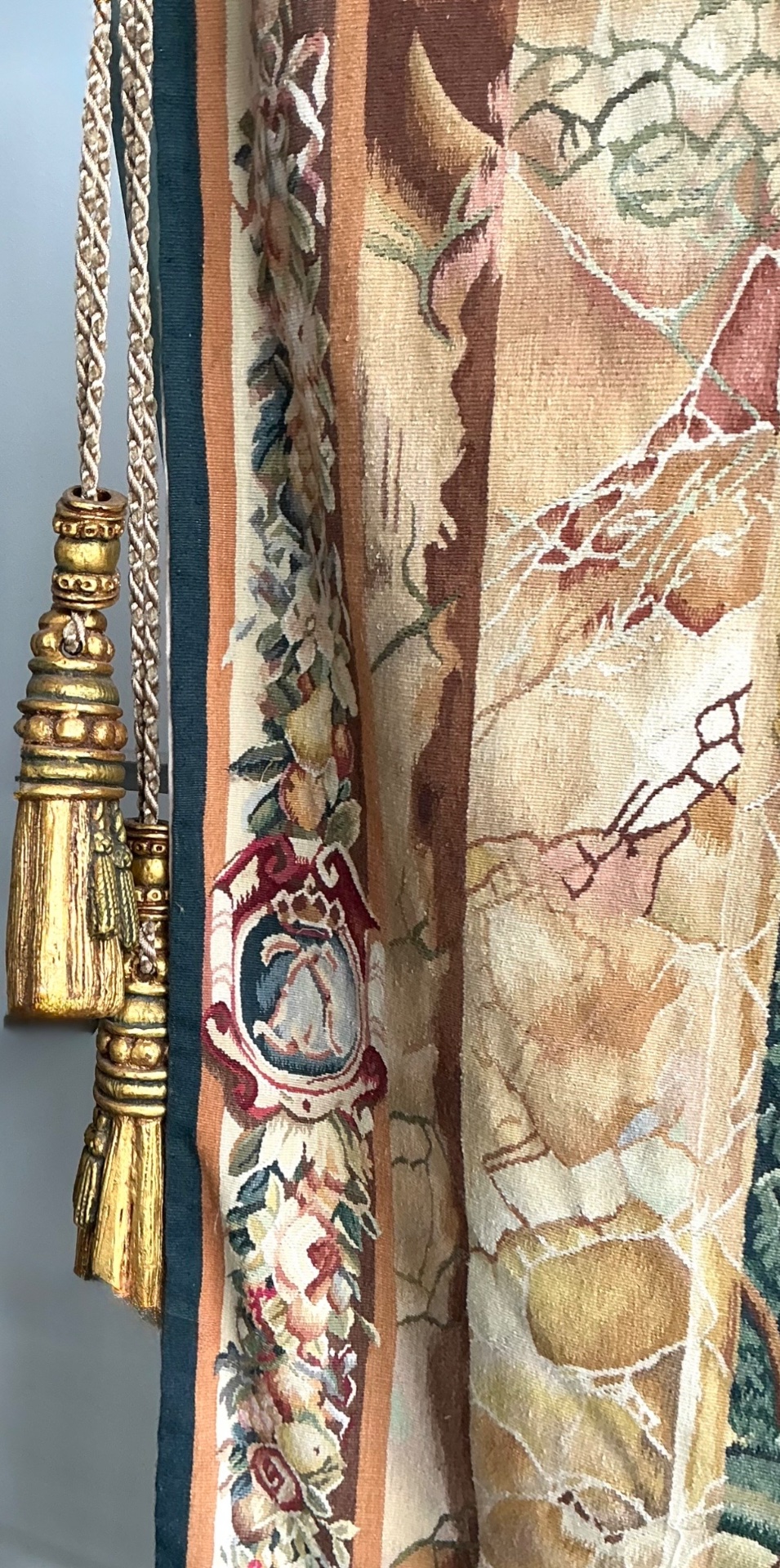Vintage “Chateau Bellevue” Tapestry from Tenture Des Maisons Royals - Detail view