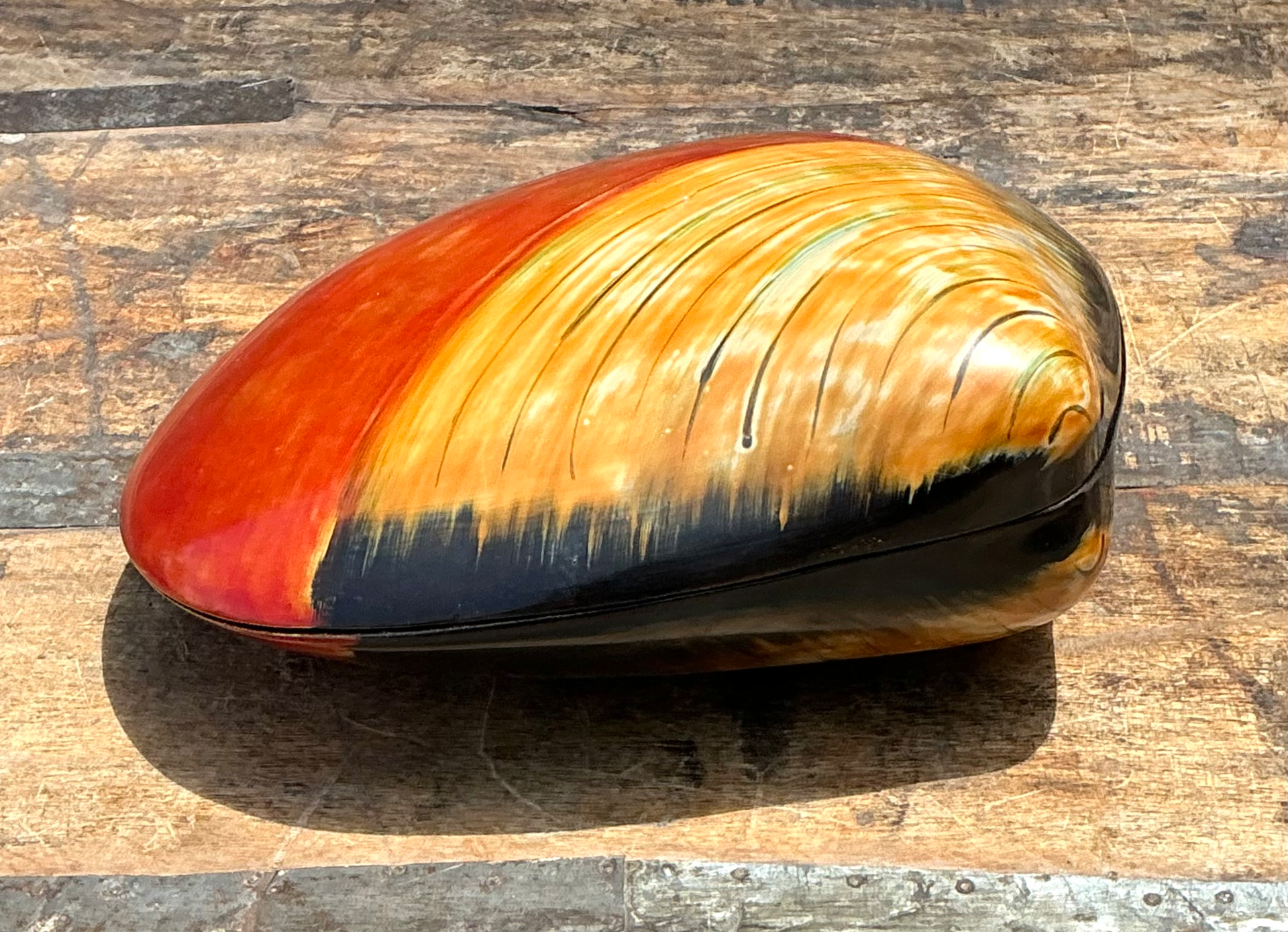 Vintage Lacquered Clam Shell Box - Detail view