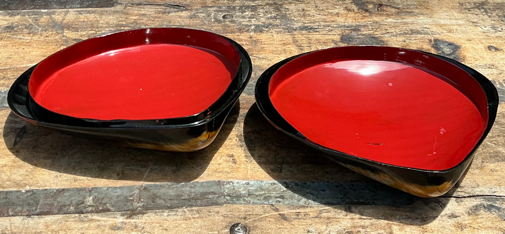 Vintage Lacquered Clam Shell Box - Back view
