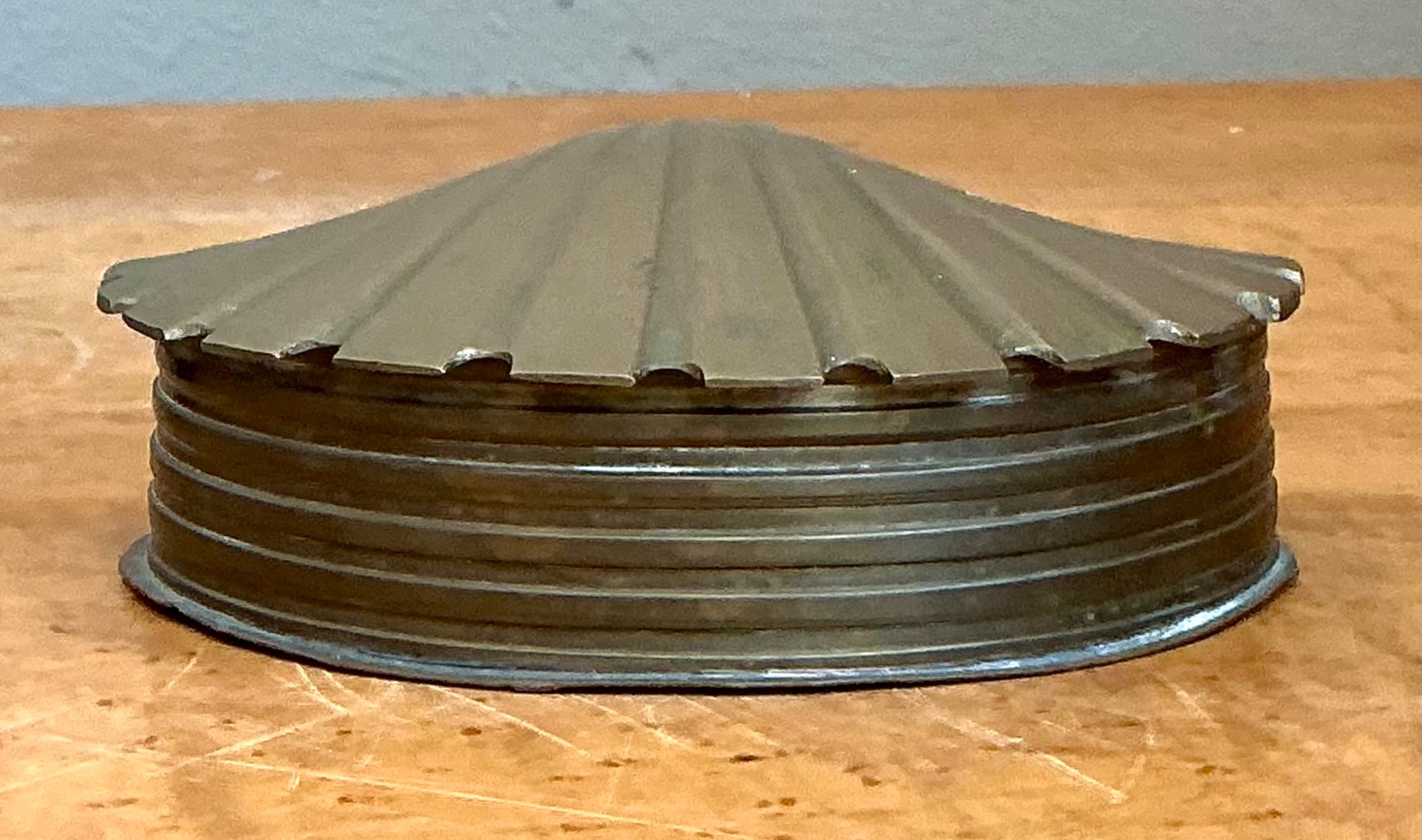 Vintage Metal Clamshell Trinket Box - Detail view