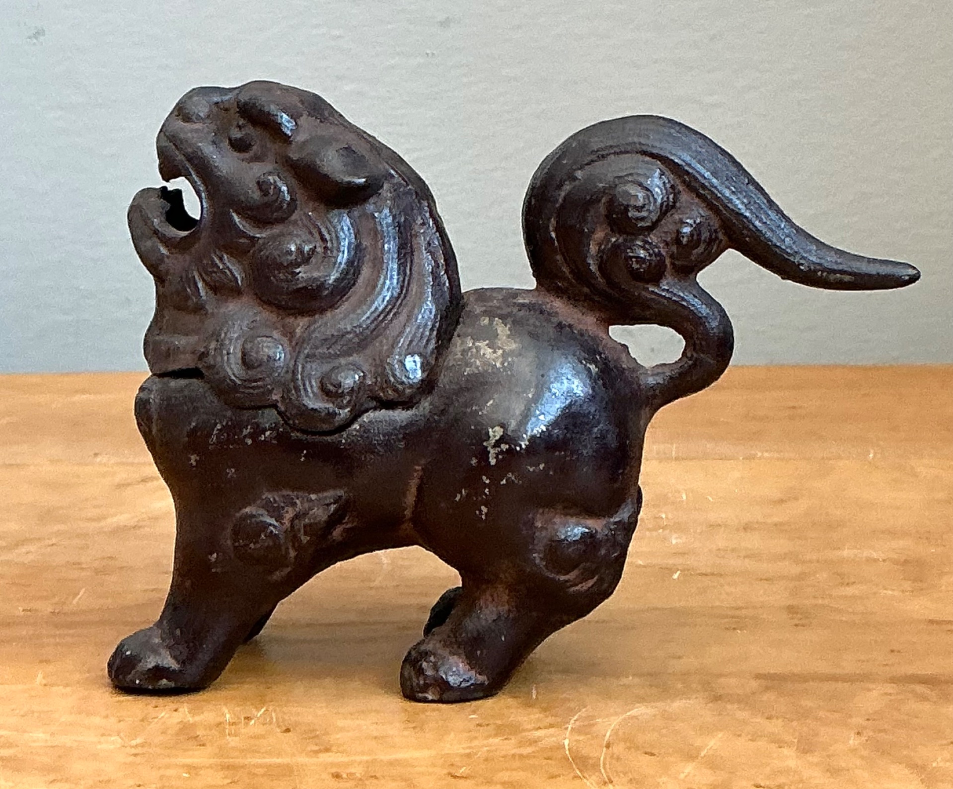 Vintage Metal Guardian Lion Incensario - Back view