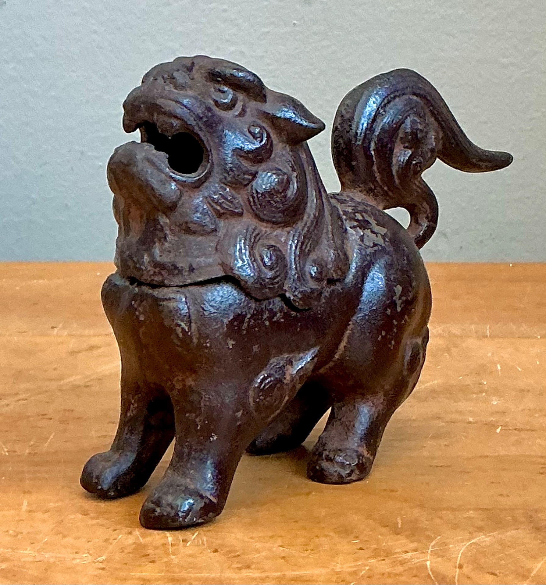 Vintage Metal Guardian Lion Incensario - Back view