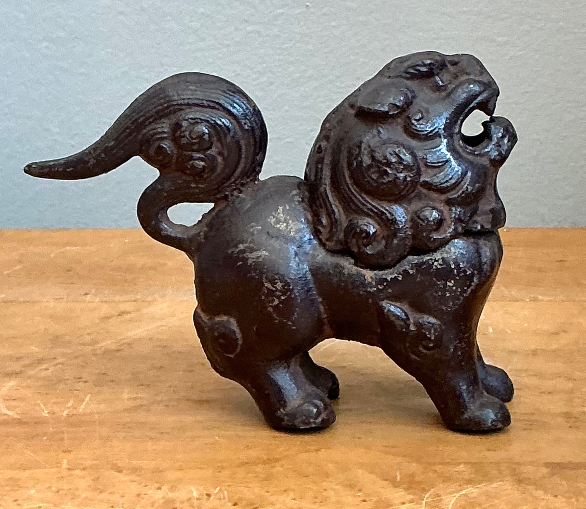 Vintage Metal Guardian Lion Incensario - Detail view