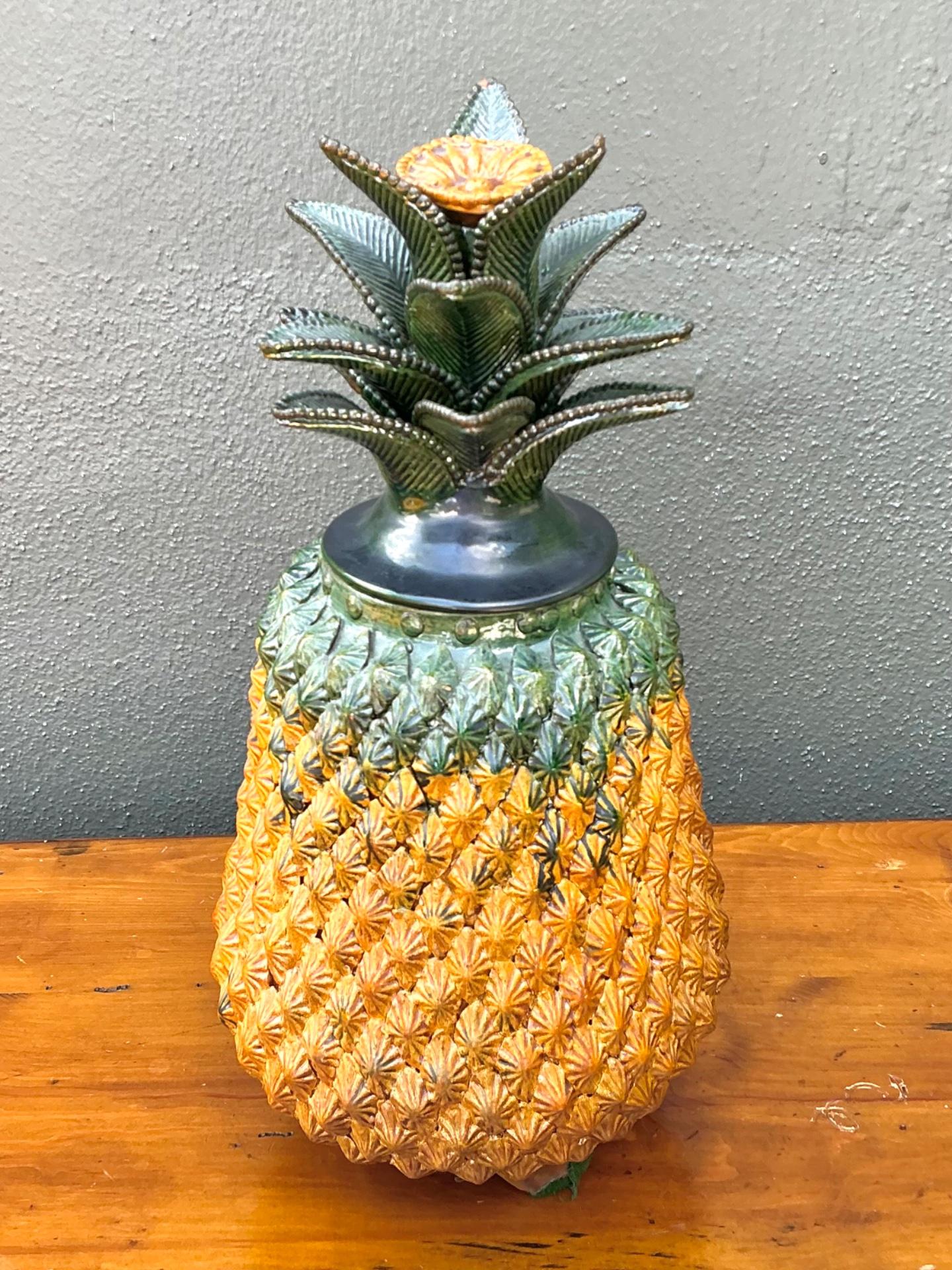 Vintage Hilario Alejo Madrigal Terracotta Pineapple Jar - Detail view