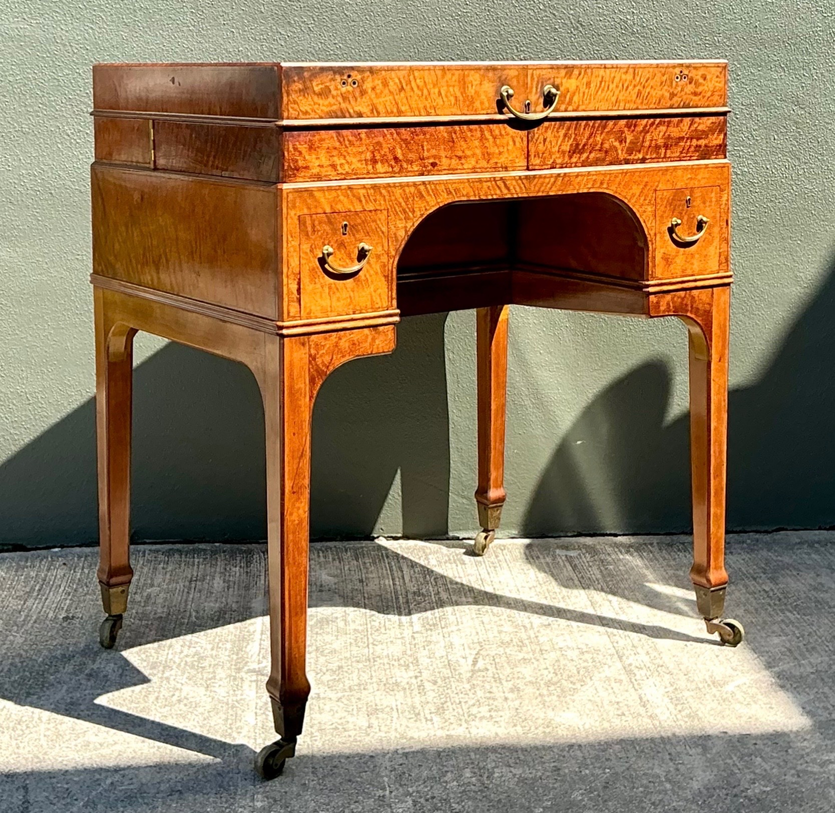 Vintage 18th Century English Saks Mahogany Dressing Table - Detail view