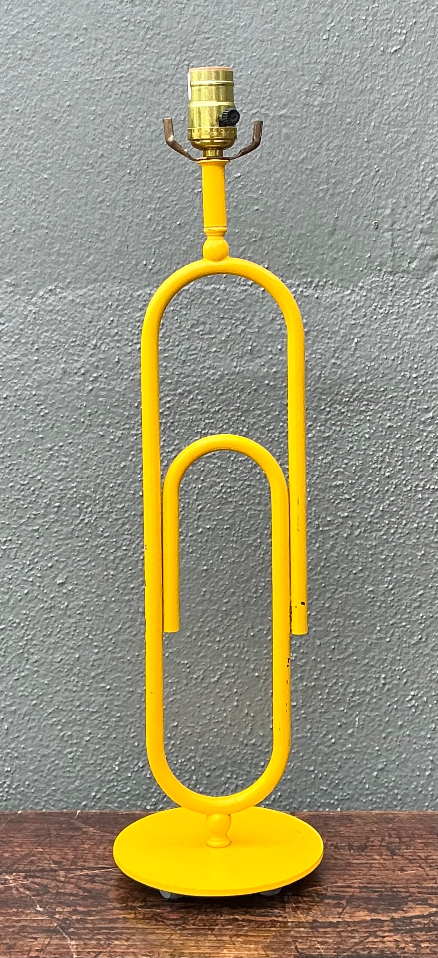 Vintage Yellow Metal Paperclip Table Lamp - Detail view