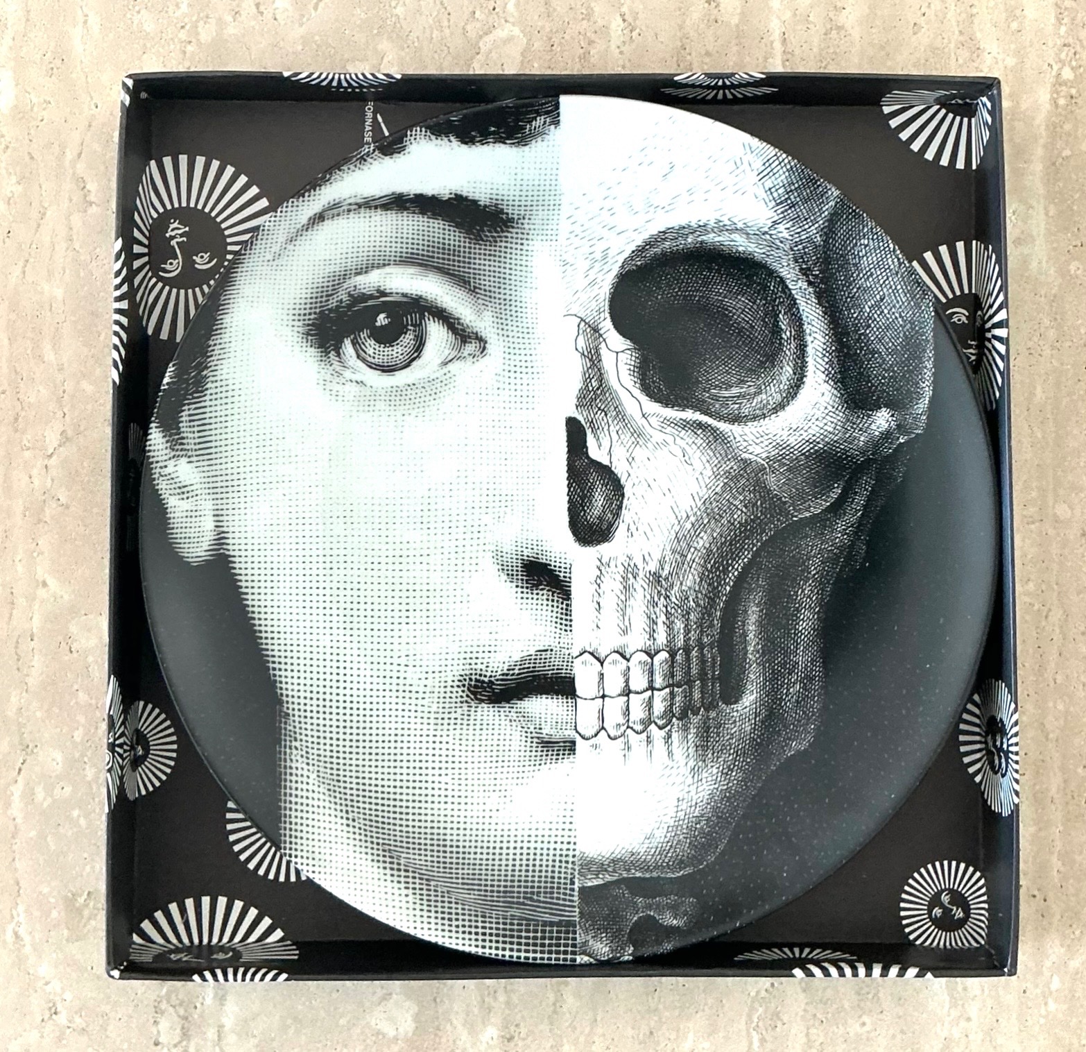Vintage Fornasetti Tema e Variazioni Plate - Side view