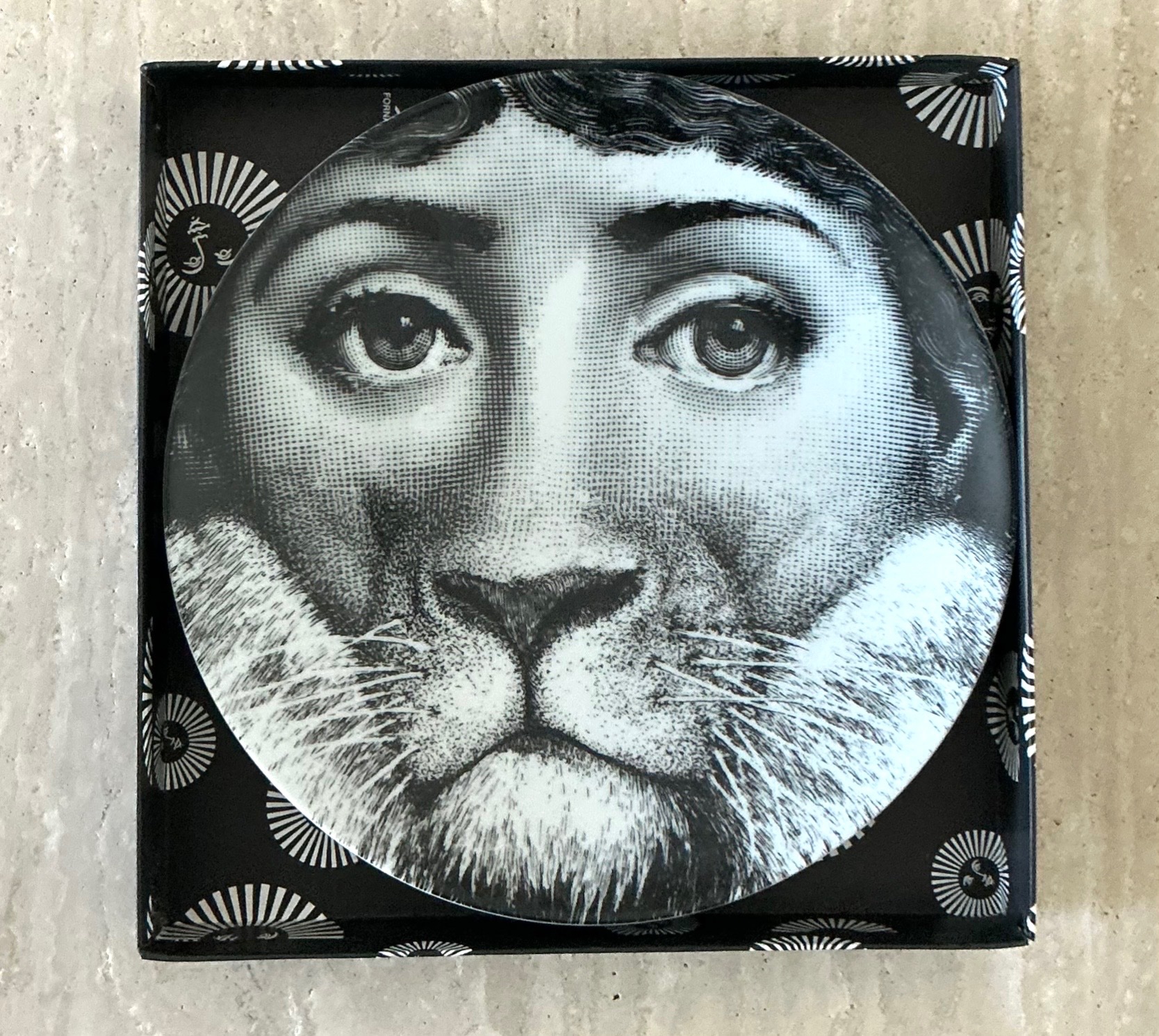 Vintage Fornasetti Tema e Variazioni Plate - Side view