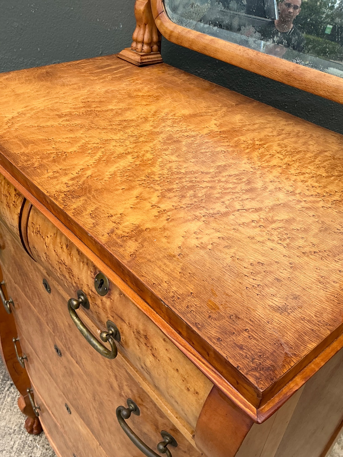 Vintage Birds Eye Chest With Lions Paw Detail - Detail view