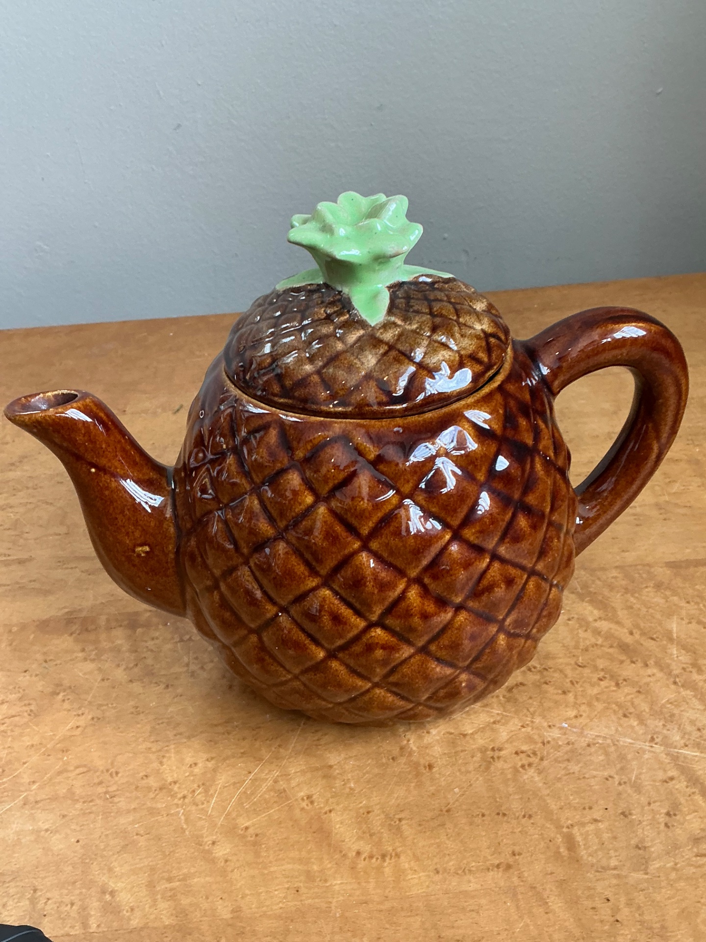 Vintage Pineapple Ceramic Teapot and Mugs Set - Detail view