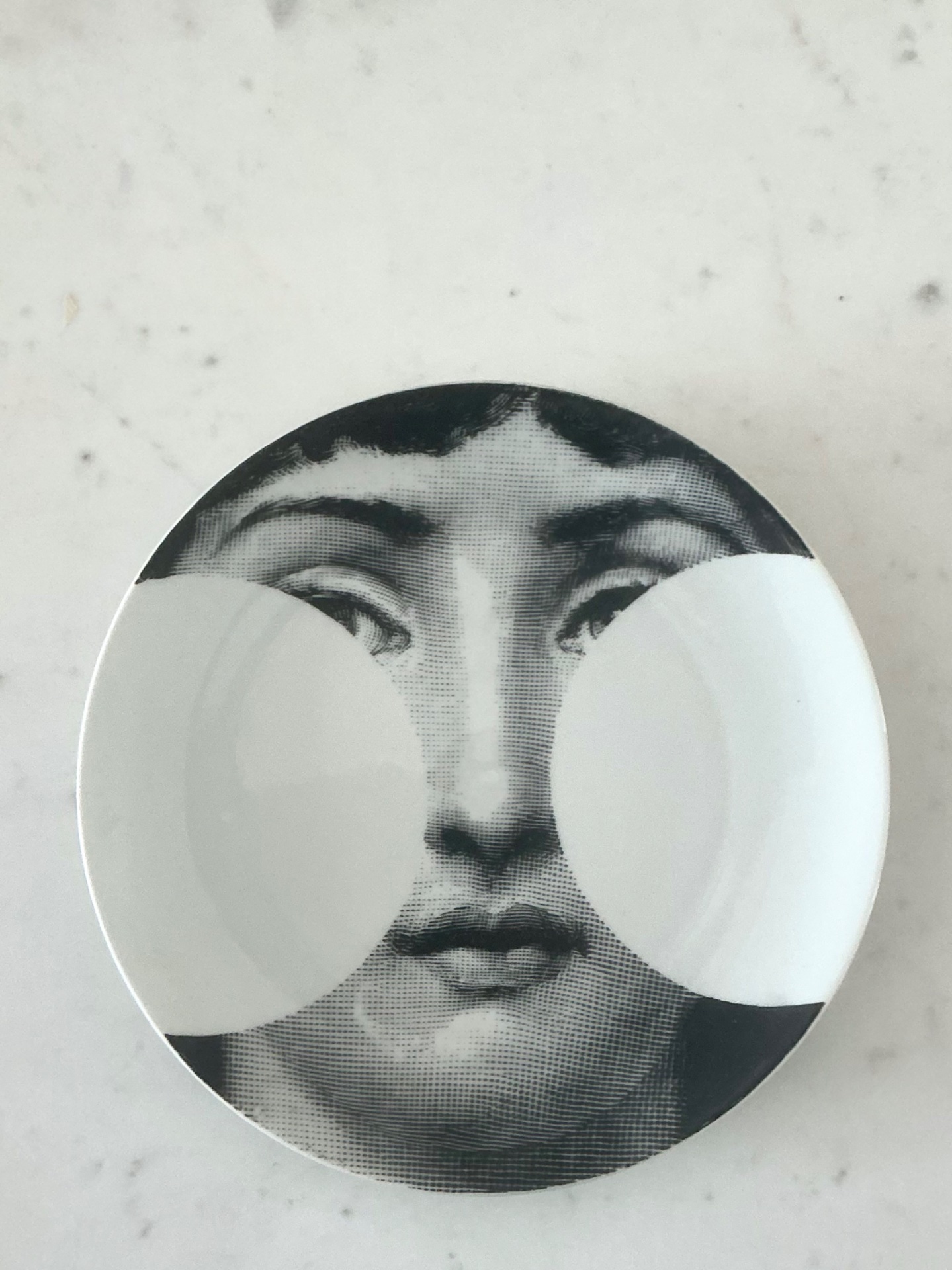 Piero Fornasetti Tema e Variazioni Plate - Side view