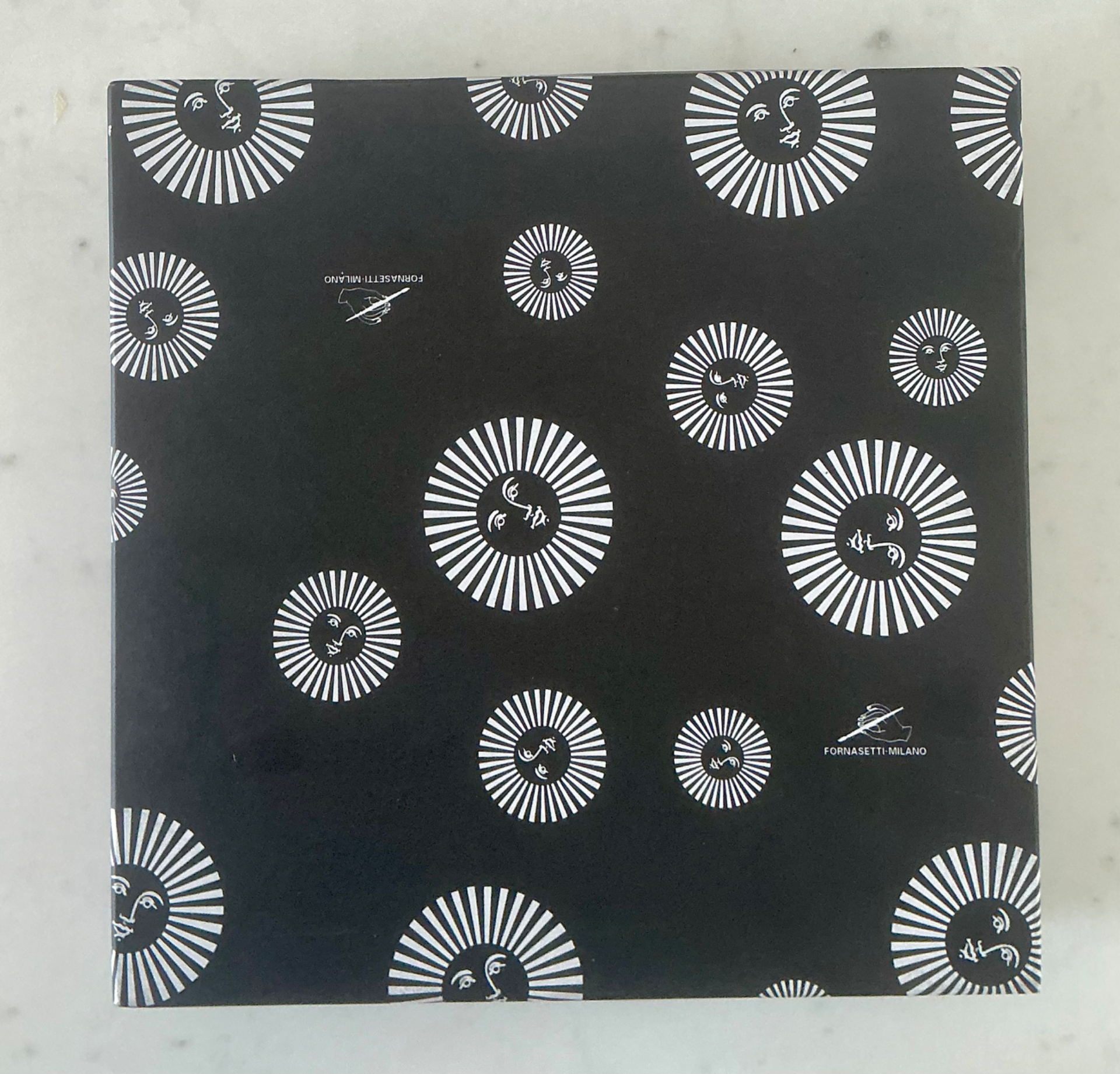 Piero Fornasetti Tema e Variazioni Plate - Side view