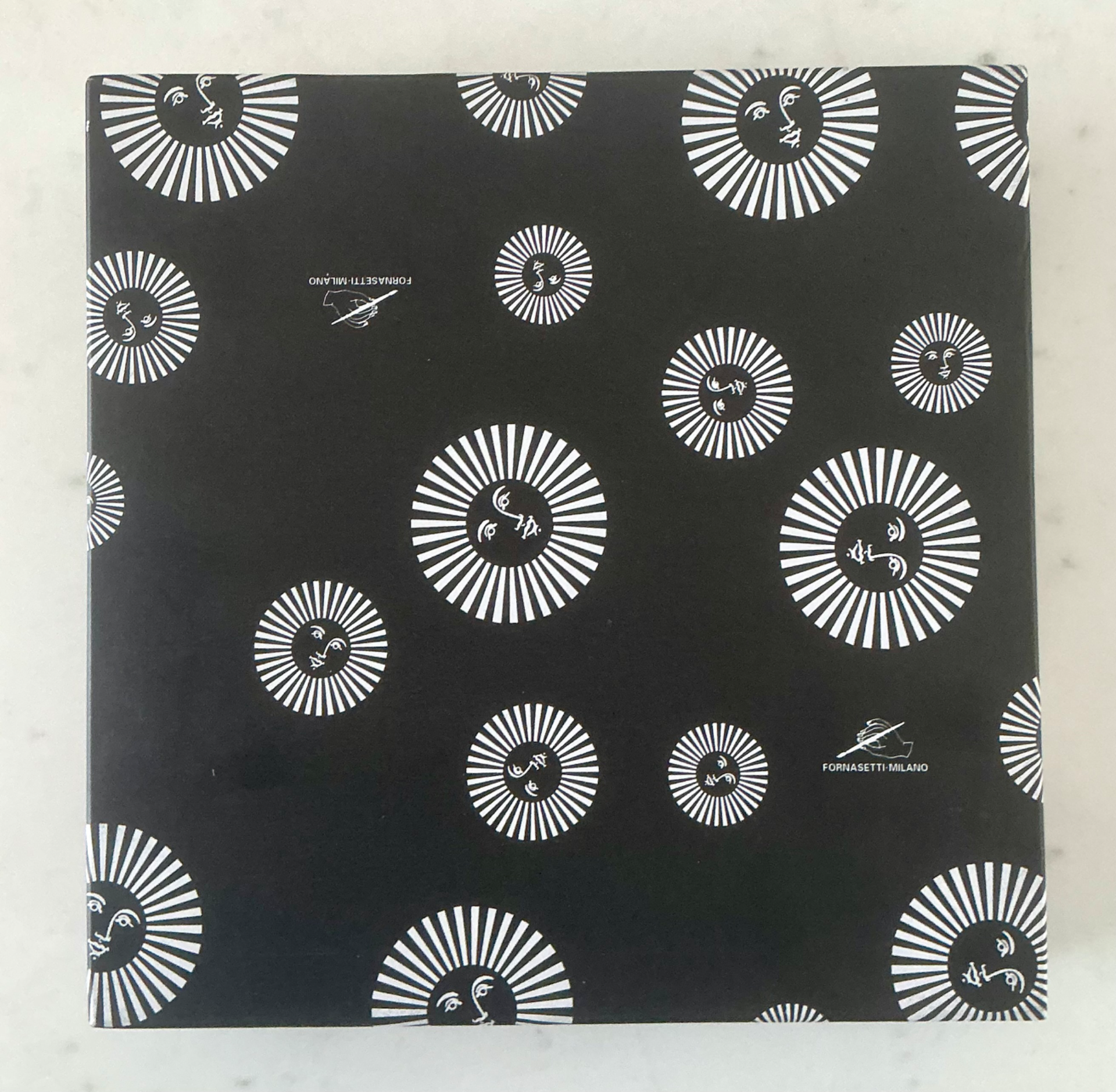 Piero Fornasetti Tema e Variazioni Plate - Side view