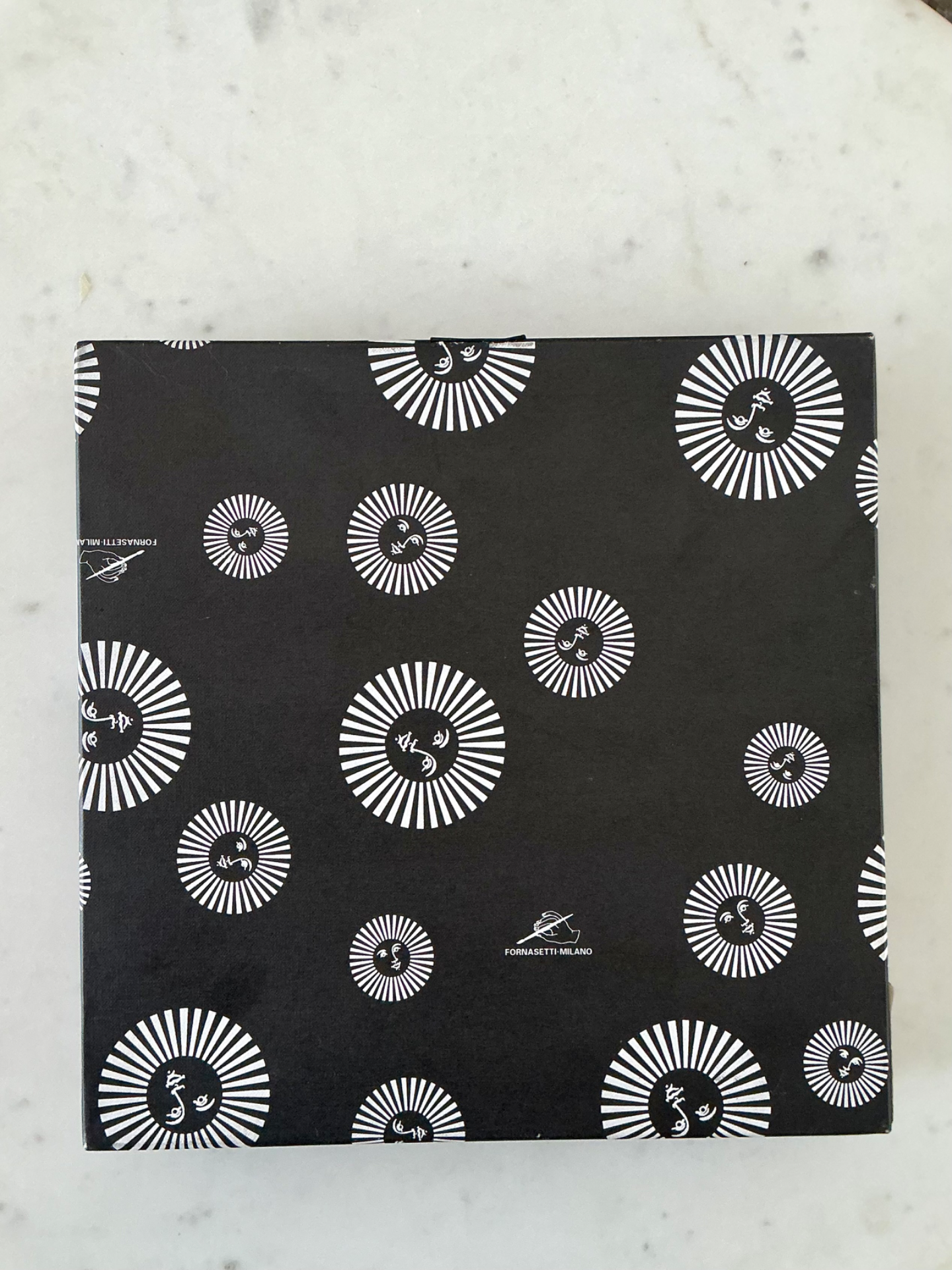 Piero Fornasetti Tema e Variazioni Plate - Side view