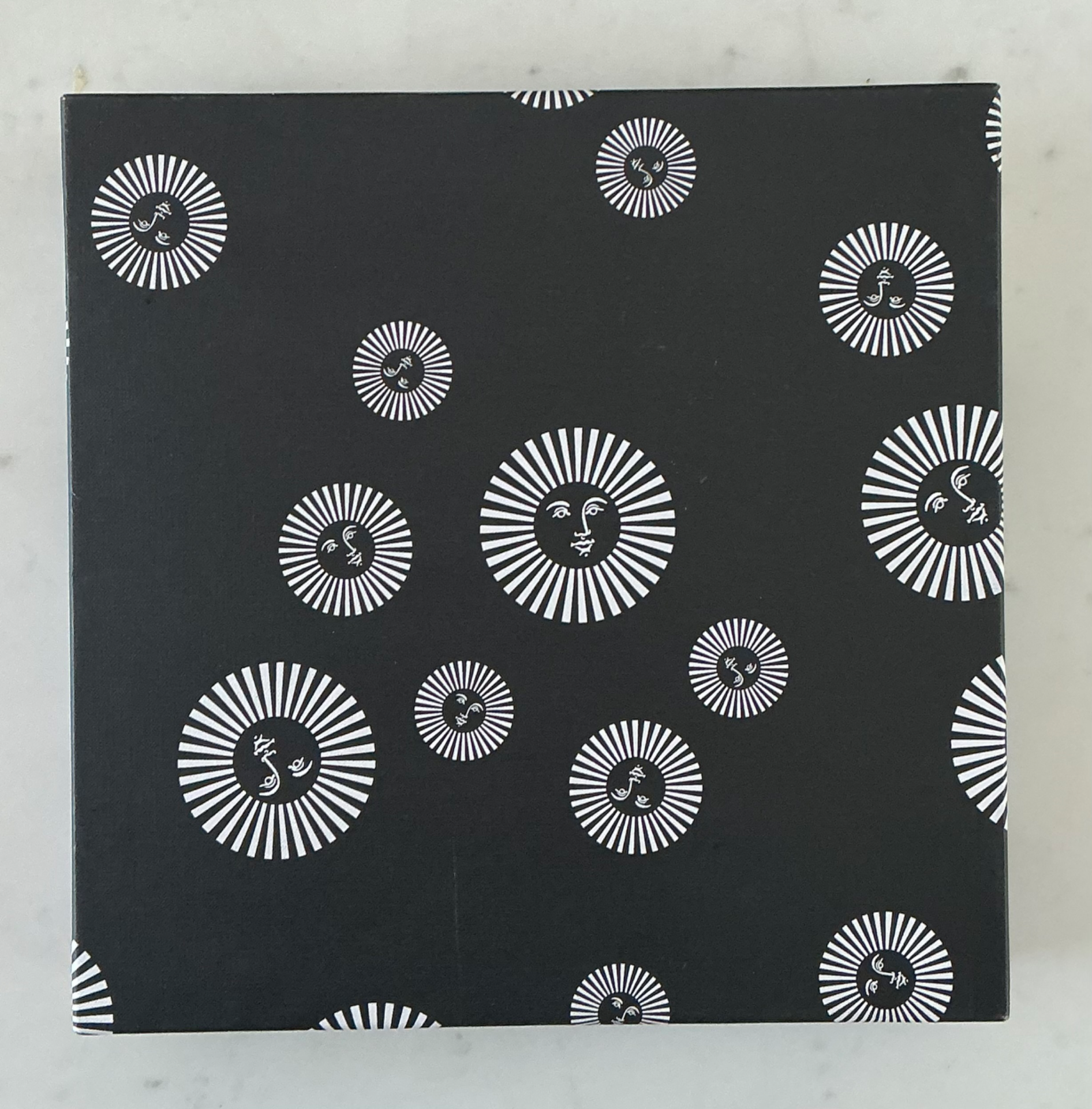 Piero Fornasetti Tema e Variazioni Porcelain Plate - Side view