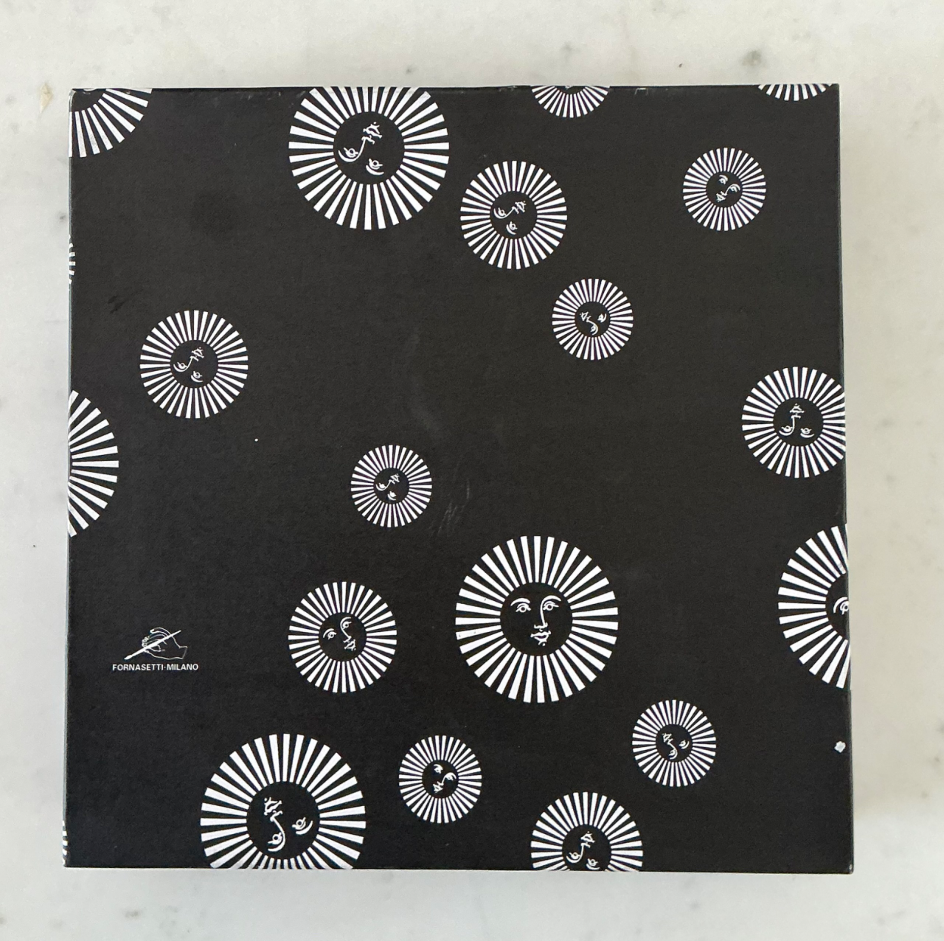 Piero Fornasetti Tema e Variazioni Plate - Side view