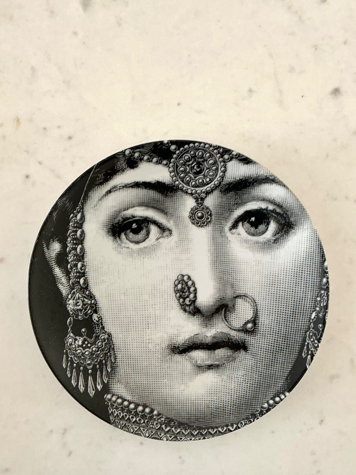 Piero Fornasetti Tema e Variazioni Porcelain Plate - Detail view